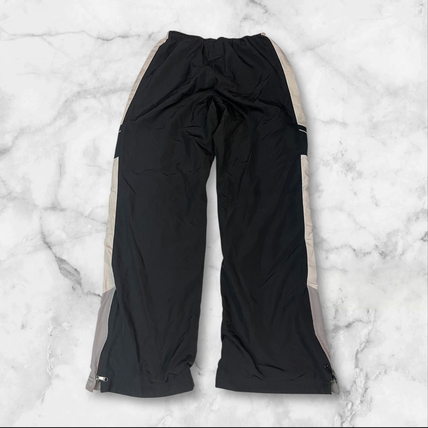 Entdecke unsere Vintage Track Pants von Nike und anderen Marken, erhältlich bei Valuxery.de - Dein Shop für trendige Vintage - Kleidung. Unsere Track Pants sind aus hochwertigen Materialien und