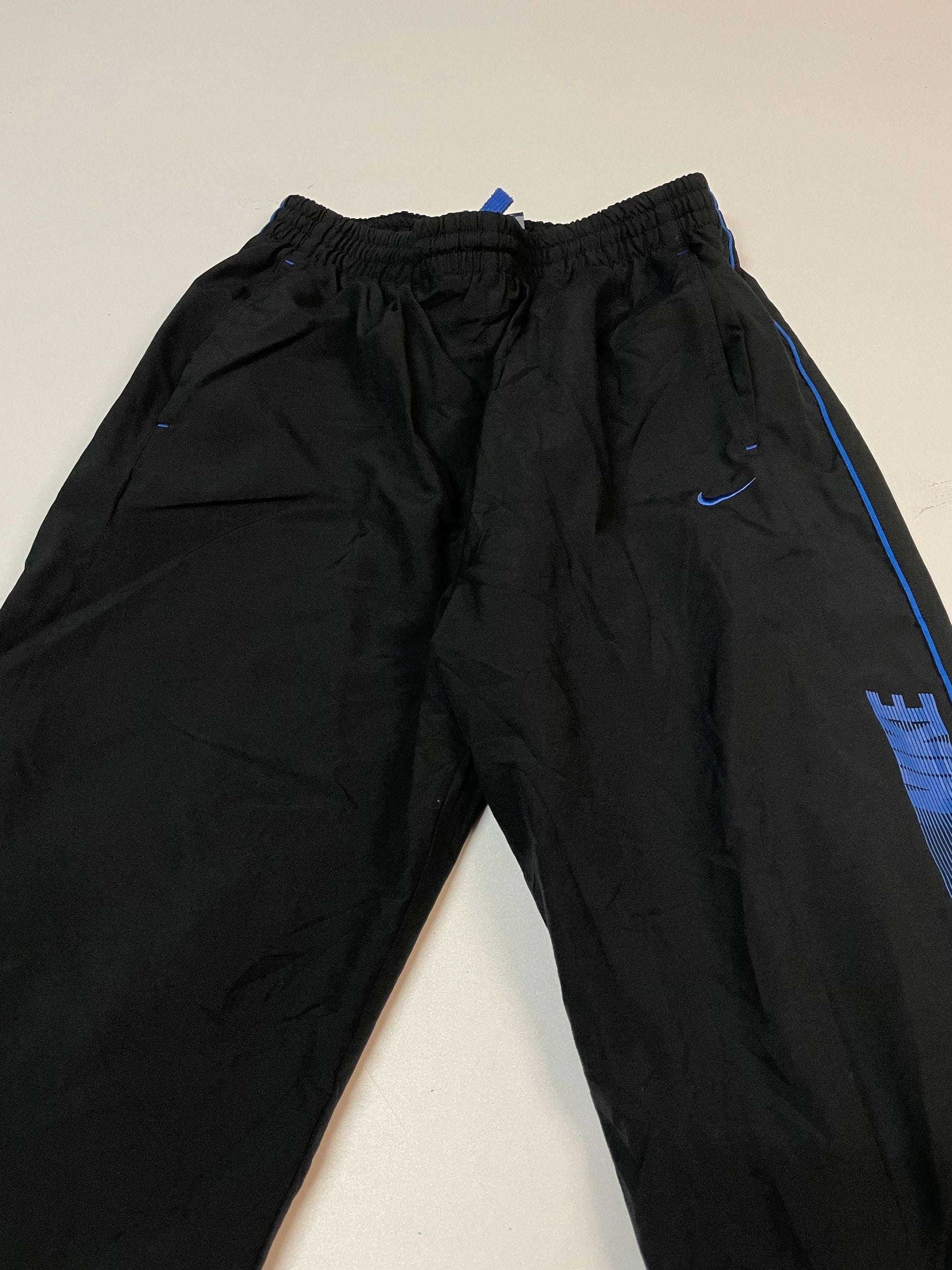 Entdecke unsere Vintage Track Pants von Nike und anderen Marken, erhältlich bei Valuxery.de - Dein Shop für trendige Vintage - Kleidung. Unsere Track Pants sind aus hochwertigen Materialien und