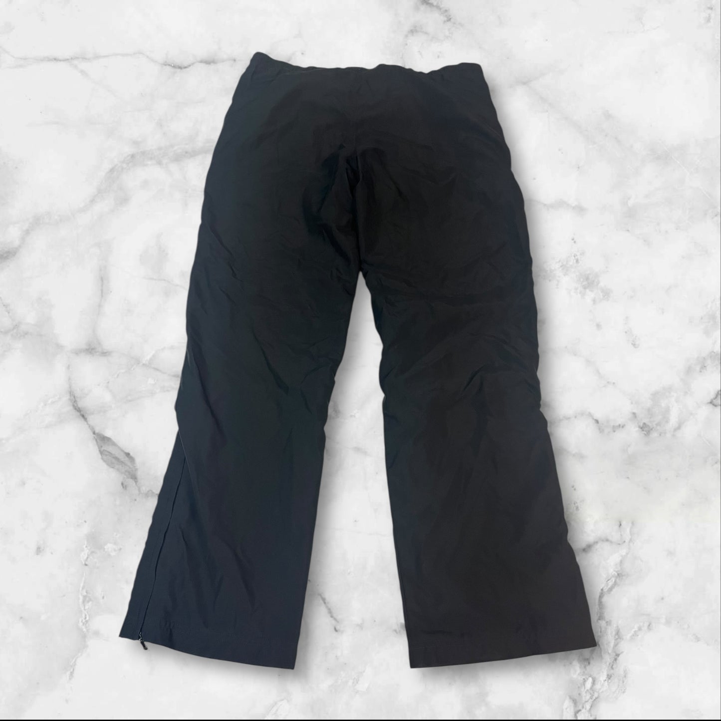 Entdecke unsere Vintage Track Pants von Nike und anderen Marken, erhältlich bei Valuxery.de - Dein Shop für trendige Vintage - Kleidung. Unsere Track Pants sind aus hochwertigen Materialien und