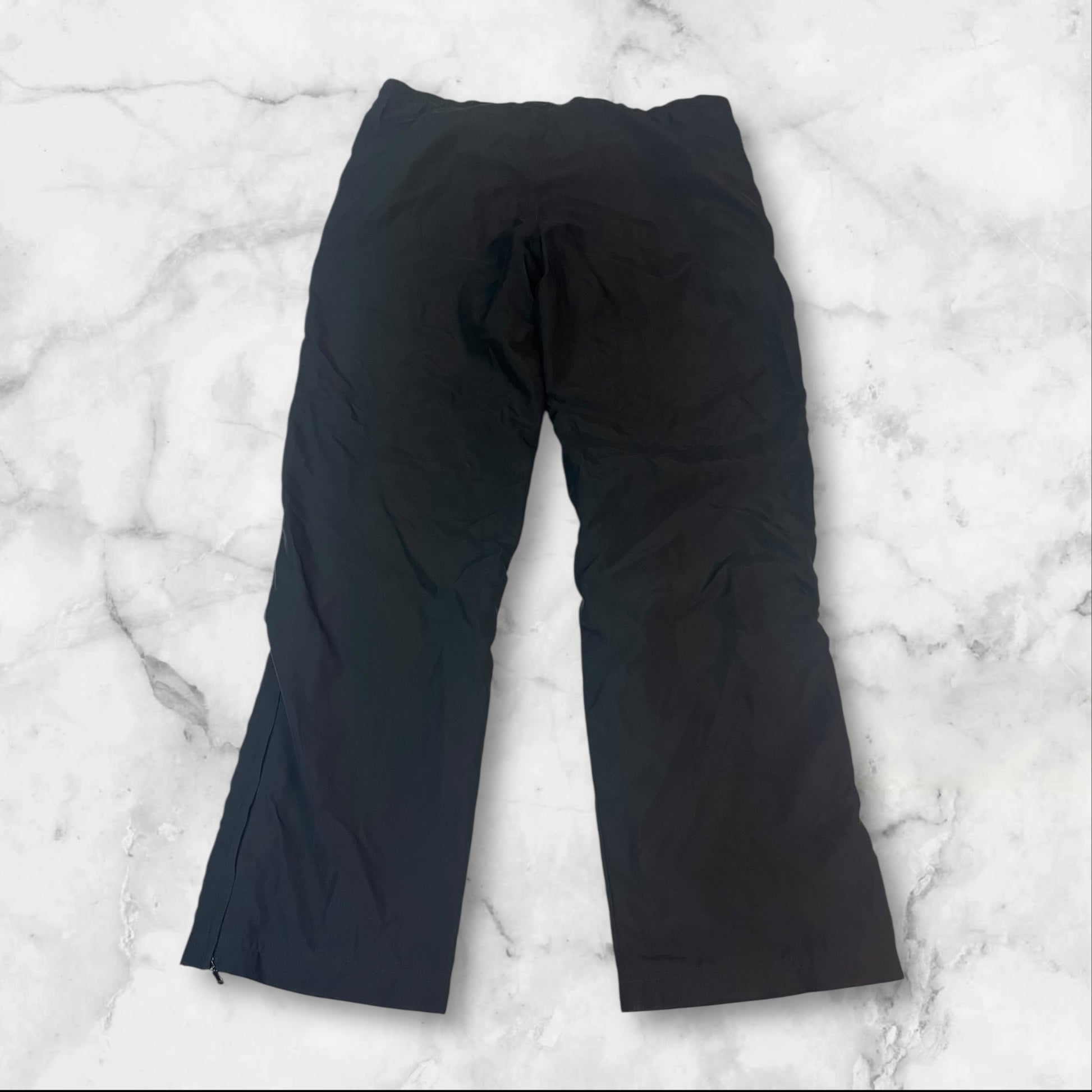 Entdecke unsere Vintage Track Pants von Nike und anderen Marken, erhältlich bei Valuxery.de - Dein Shop für trendige Vintage - Kleidung. Unsere Track Pants sind aus hochwertigen Materialien und