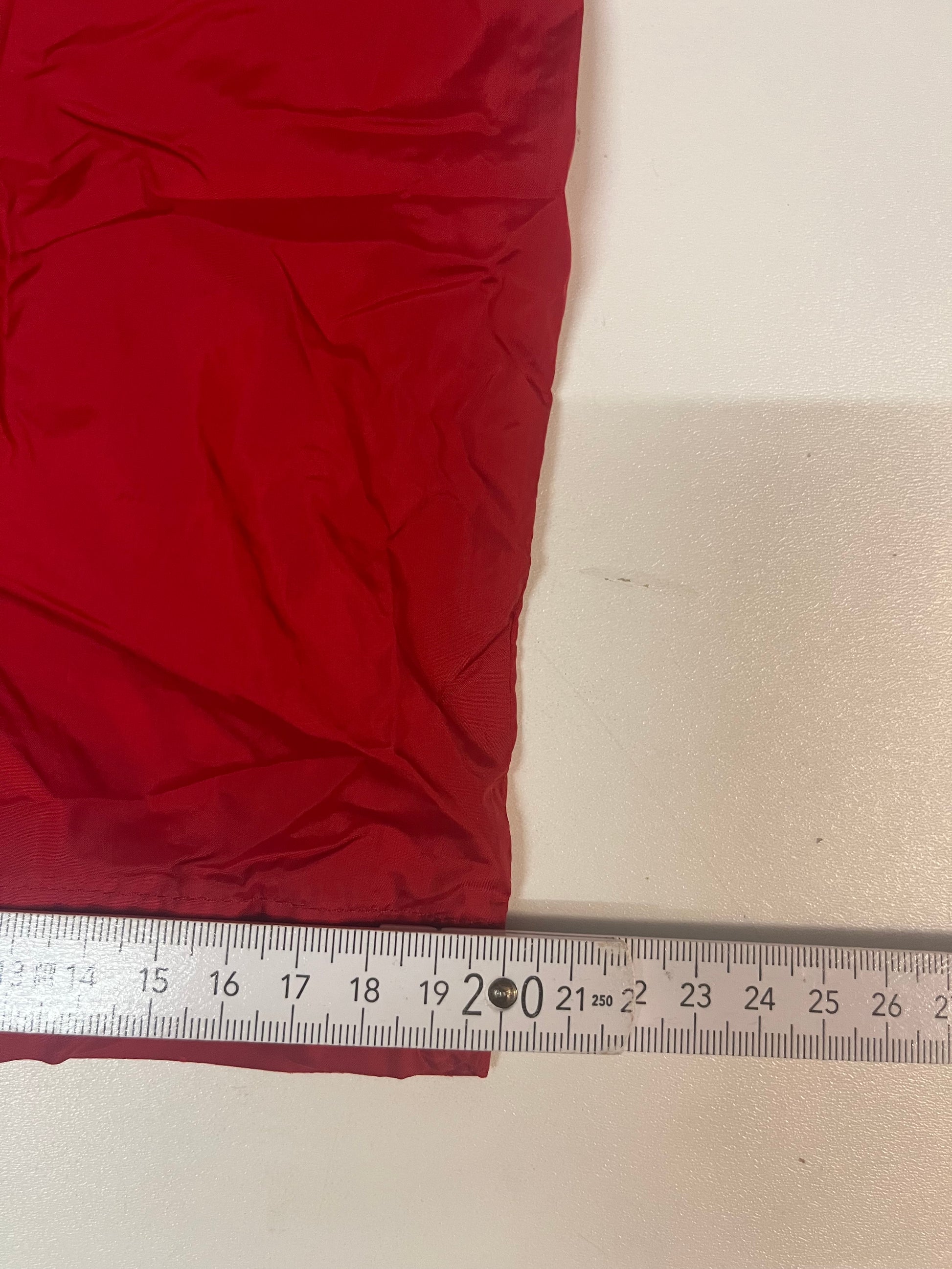 Entdecke unsere Vintage Track Pants von Nike und anderen Marken, erhältlich bei Valuxery.de - Dein Shop für trendige Vintage - Kleidung. Unsere Track Pants sind aus hochwertigen Materialien und