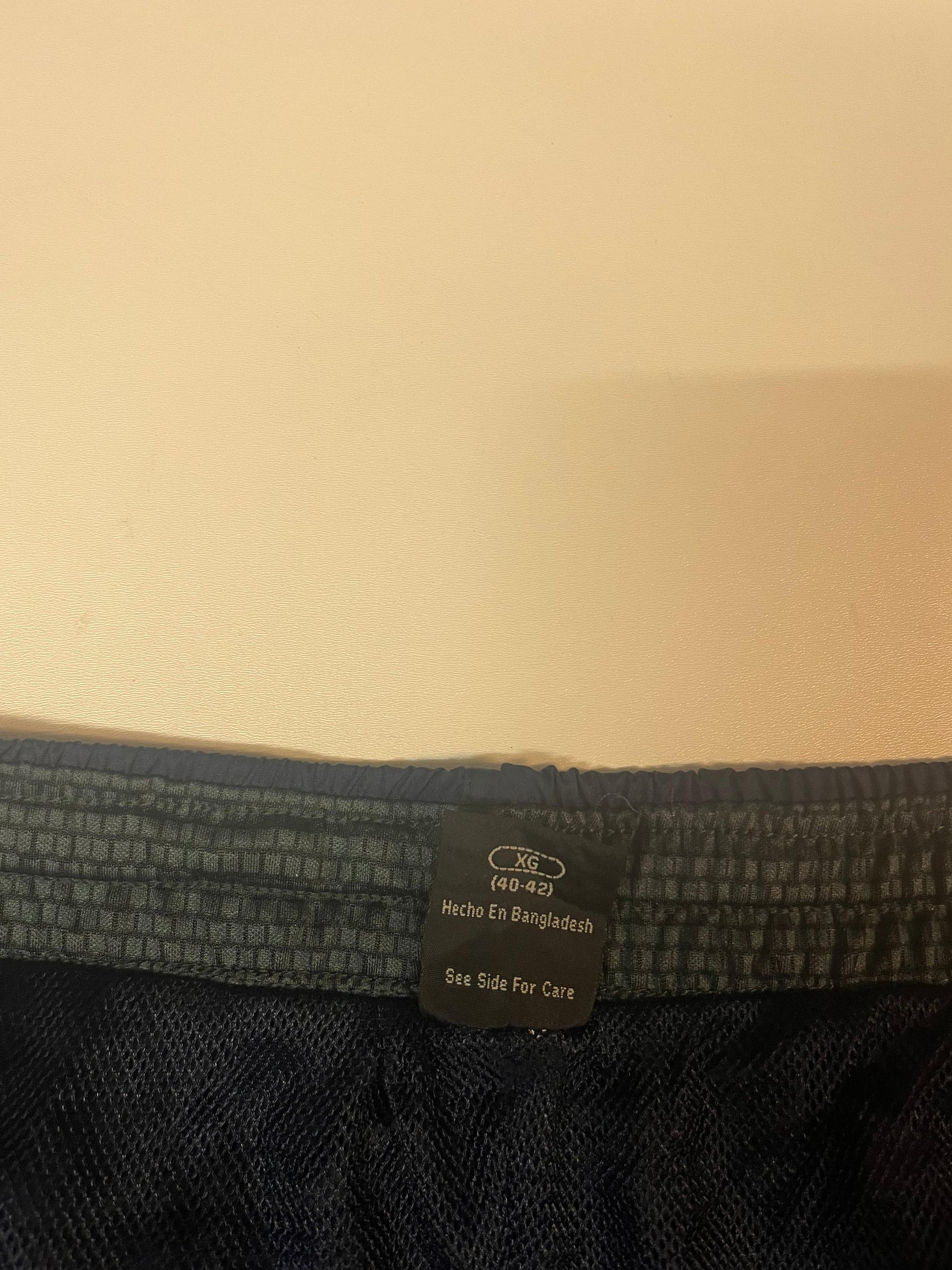 Entdecke unsere Vintage Track Pants von Nike und anderen Marken, erhältlich bei Valuxery.de - Dein Shop für trendige Vintage - Kleidung. Unsere Track Pants sind aus hochwertigen Materialien und