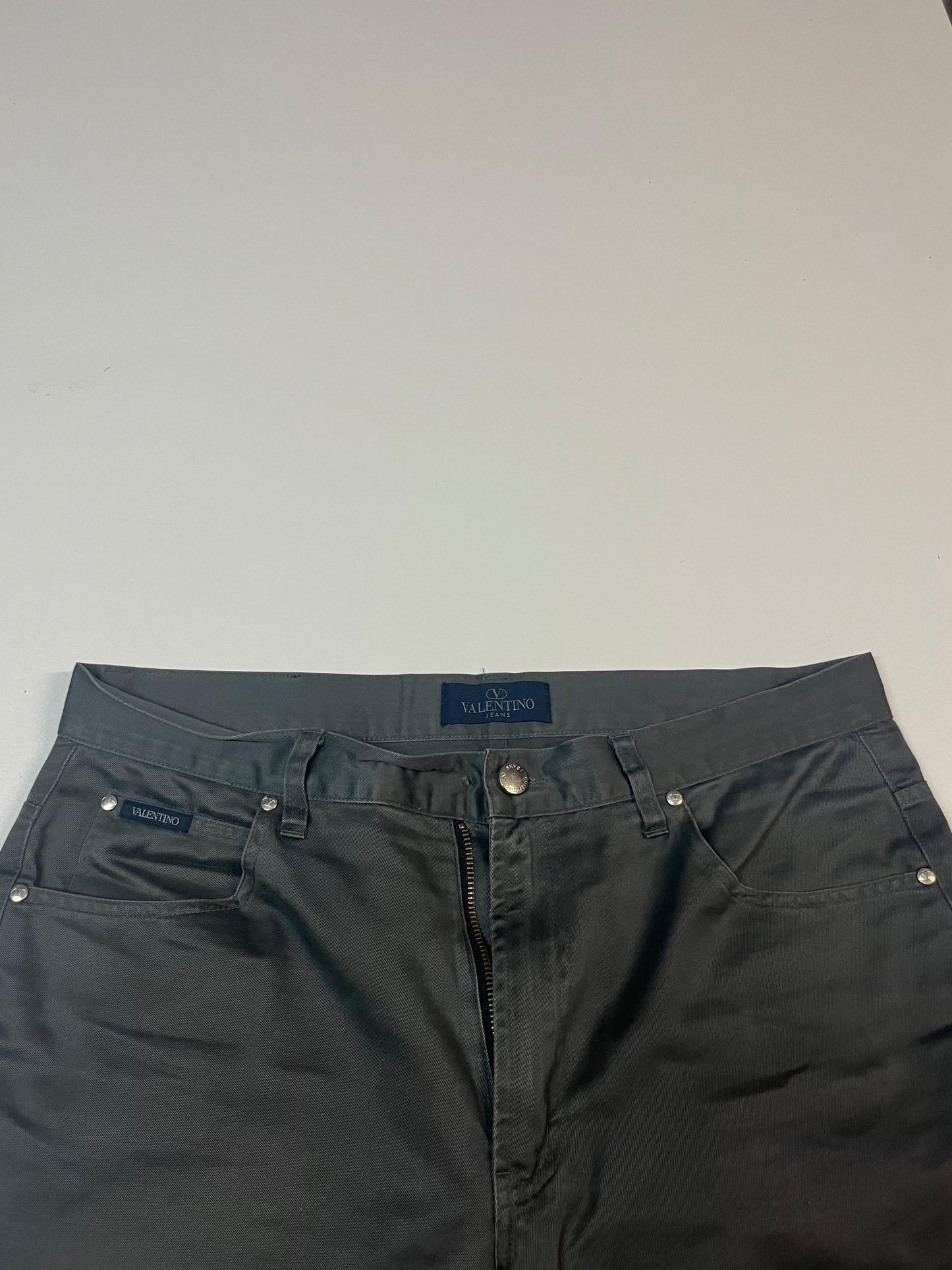 Entdecke unsere Vintage Track Pants von Nike und anderen Marken, erhältlich bei Valuxery.de - Dein Shop für trendige Vintage - Kleidung. Unsere Track Pants sind aus hochwertigen Materialien und