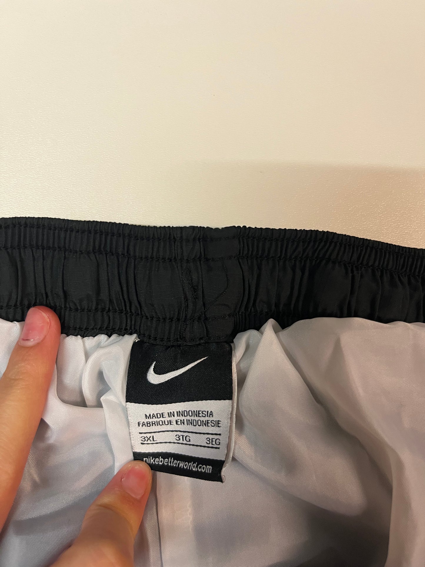 Entdecke unsere Vintage Track Pants von Nike und anderen Marken, erhältlich bei Valuxery.de - Dein Shop für trendige Vintage - Kleidung. Unsere Track Pants sind aus hochwertigen Materialien und