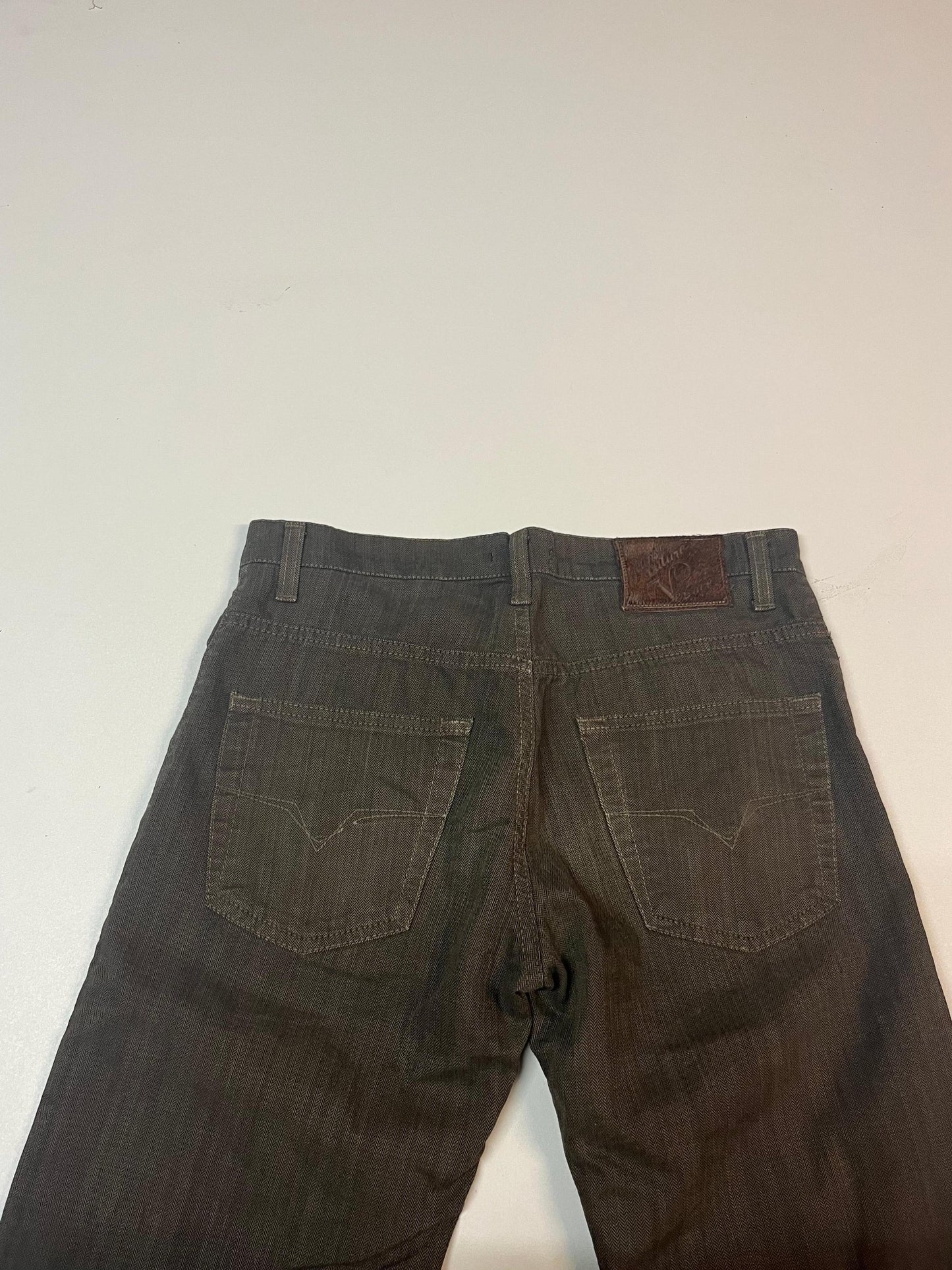 Entdecke unsere Vintage Track Pants von Nike und anderen Marken, erhältlich bei Valuxery.de - Dein Shop für trendige Vintage - Kleidung. Unsere Track Pants sind aus hochwertigen Materialien und