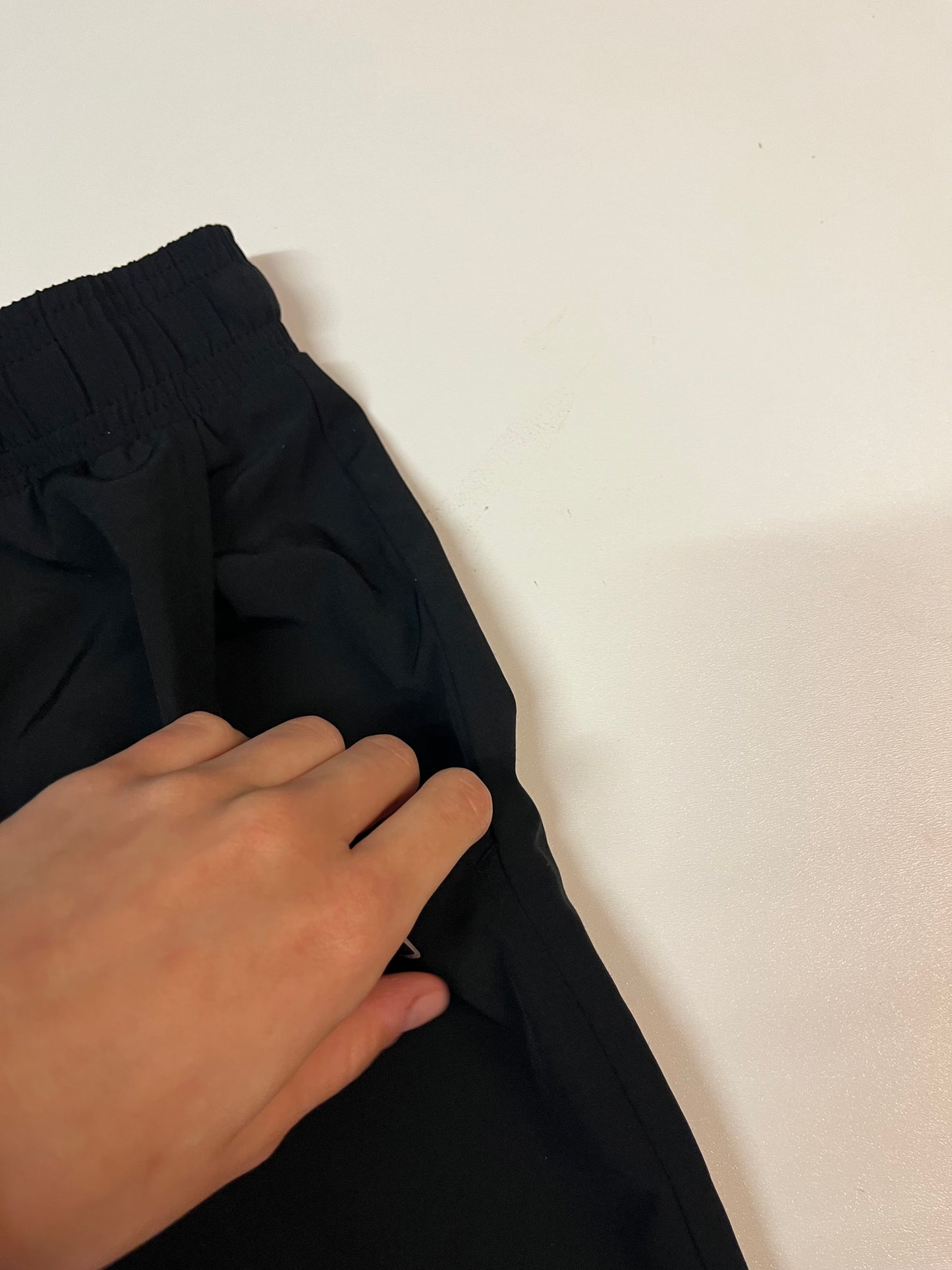 Entdecke unsere Vintage Track Pants von Nike und anderen Marken, erhältlich bei Valuxery.de - Dein Shop für trendige Vintage - Kleidung. Unsere Track Pants sind aus hochwertigen Materialien und