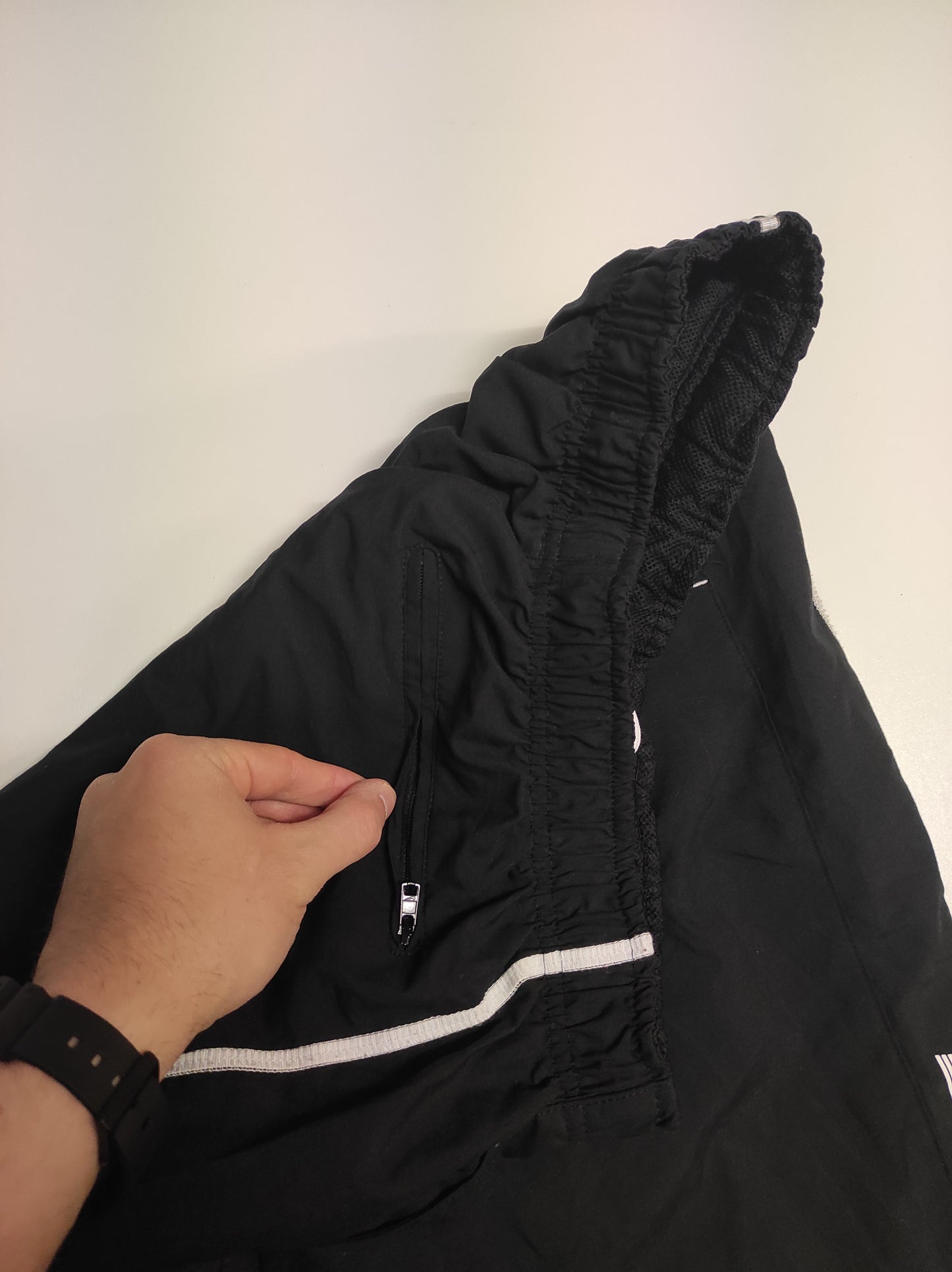 Entdecke unsere Vintage Track Pants von Nike und anderen Marken, erhältlich bei Valuxery.de - Dein Shop für trendige Vintage - Kleidung. Unsere Track Pants sind aus hochwertigen Materialien und