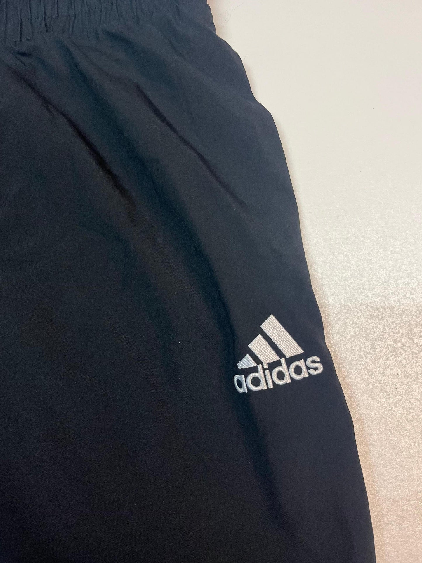 Entdecke unsere Vintage Track Pants von Nike und anderen Marken, erhältlich bei Valuxery.de - Dein Shop für trendige Vintage - Kleidung. Unsere Track Pants sind aus hochwertigen Materialien und