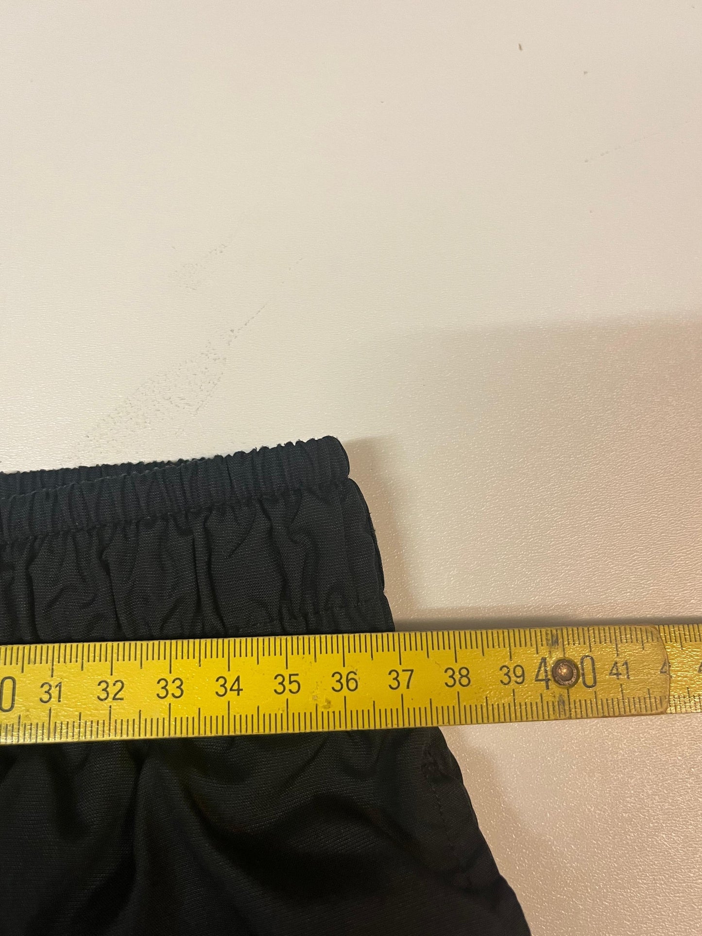 Entdecke unsere Vintage Track Pants von Nike und anderen Marken, erhältlich bei Valuxery.de - Dein Shop für trendige Vintage - Kleidung. Unsere Track Pants sind aus hochwertigen Materialien und