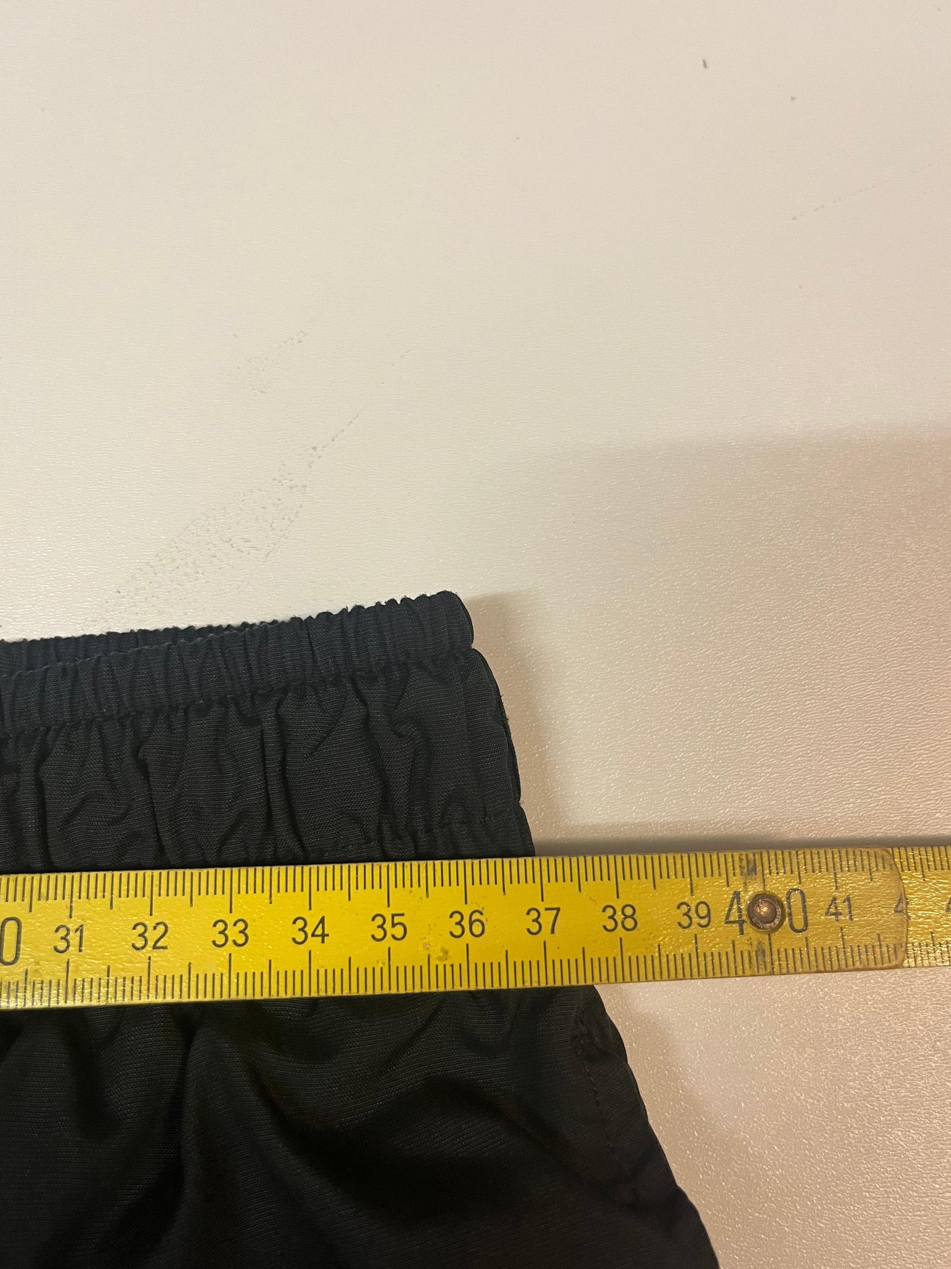 Entdecke unsere Vintage Track Pants von Nike und anderen Marken, erhältlich bei Valuxery.de - Dein Shop für trendige Vintage - Kleidung. Unsere Track Pants sind aus hochwertigen Materialien und