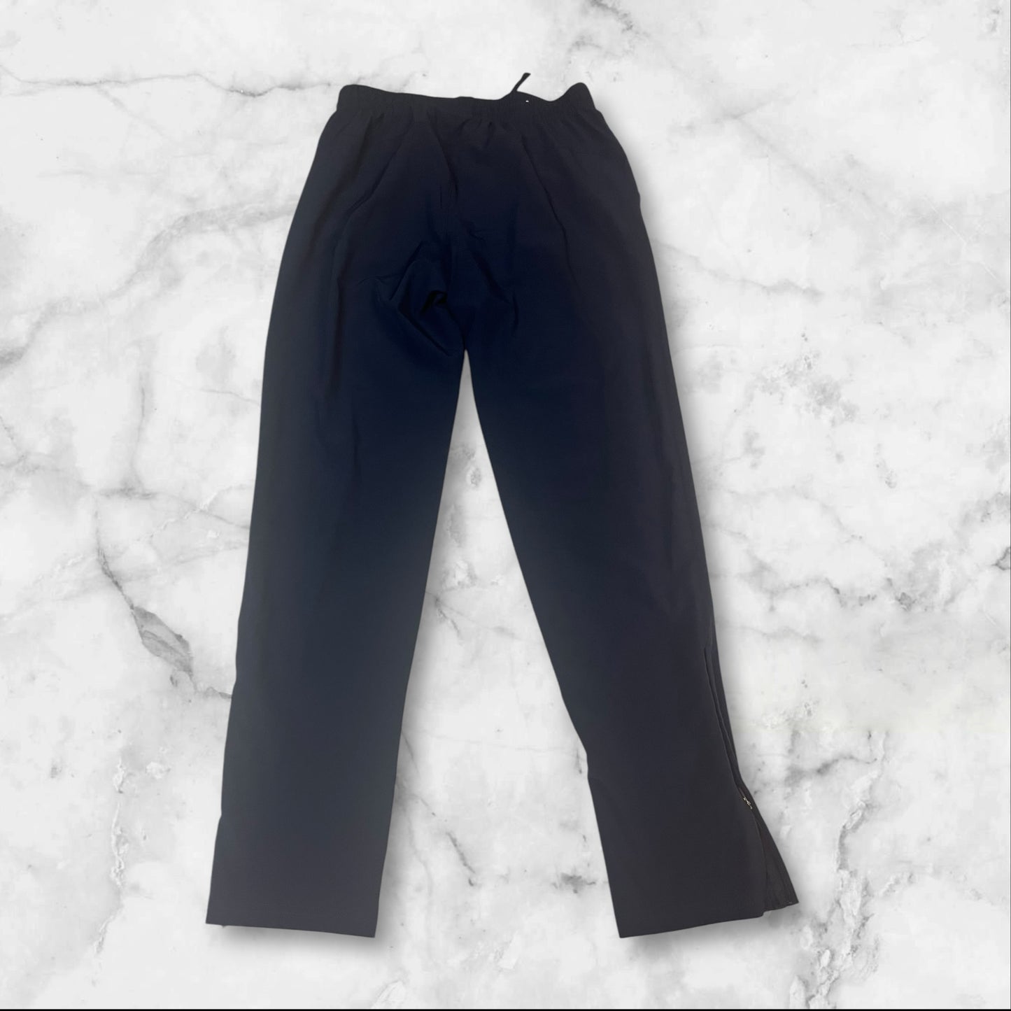 Entdecke unsere Vintage Track Pants von Nike und anderen Marken, erhältlich bei Valuxery.de - Dein Shop für trendige Vintage - Kleidung. Unsere Track Pants sind aus hochwertigen Materialien und