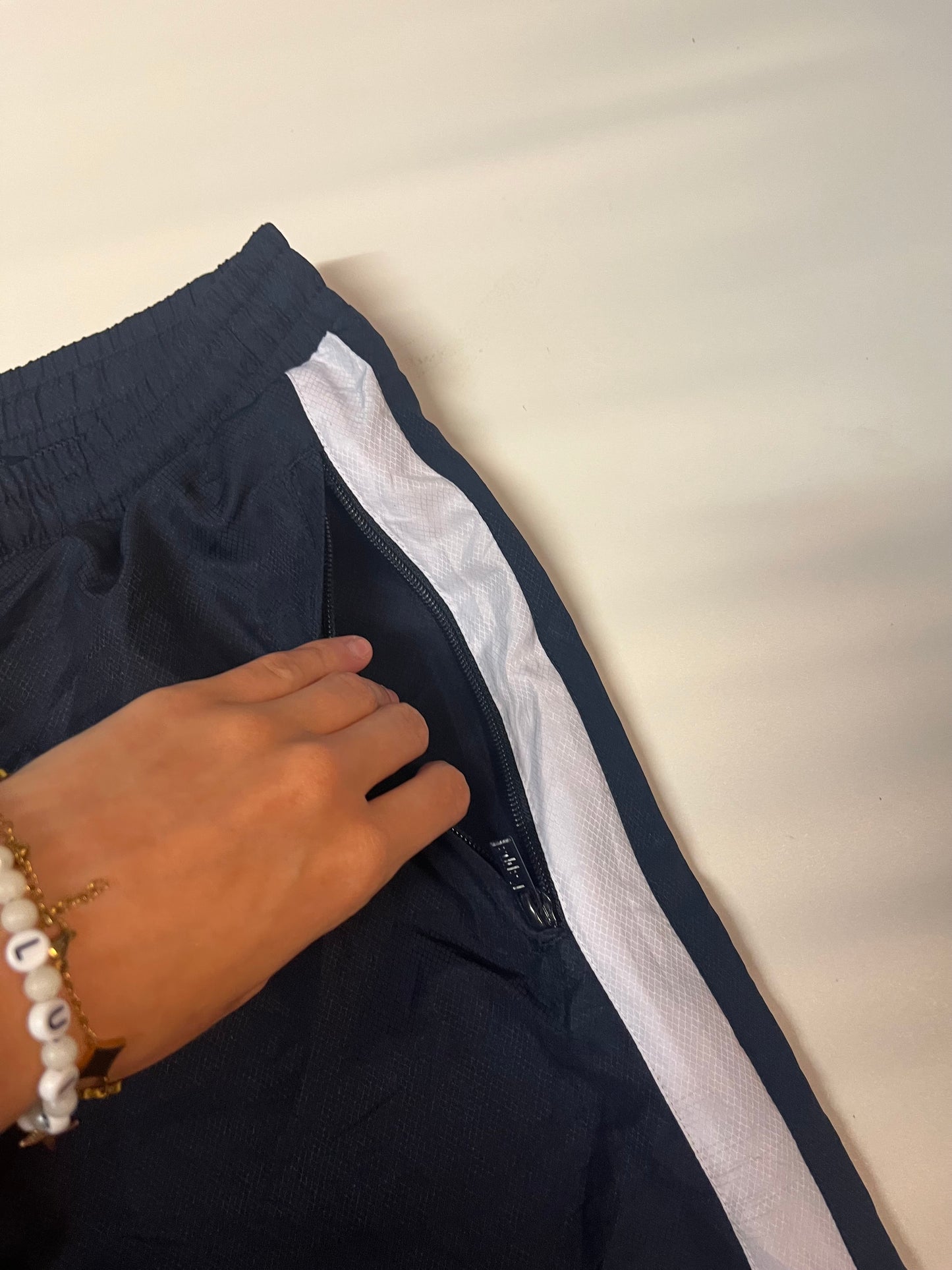Entdecke unsere Vintage Track Pants von Nike und anderen Marken, erhältlich bei Valuxery.de - Dein Shop für trendige Vintage - Kleidung. Unsere Track Pants sind aus hochwertigen Materialien und