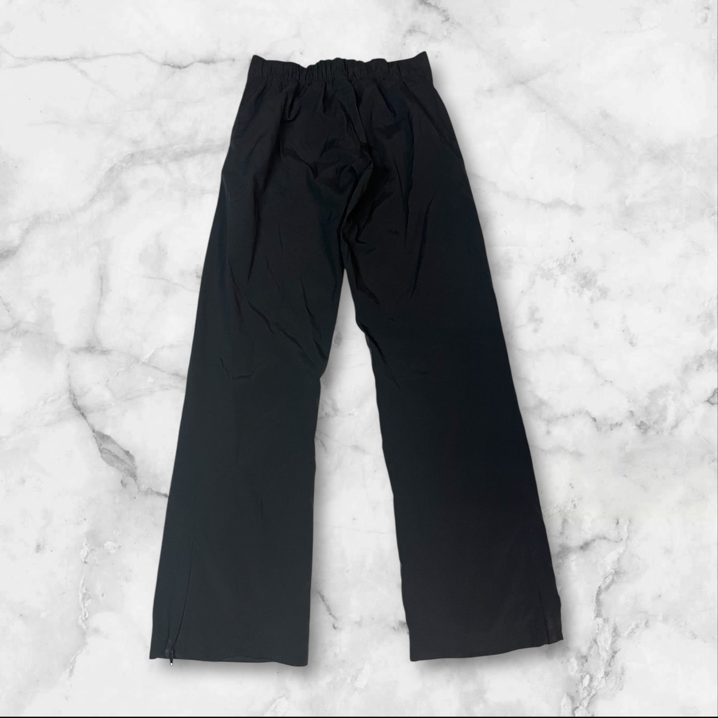 Entdecke unsere Vintage Track Pants von Nike und anderen Marken, erhältlich bei Valuxery.de - Dein Shop für trendige Vintage - Kleidung. Unsere Track Pants sind aus hochwertigen Materialien und