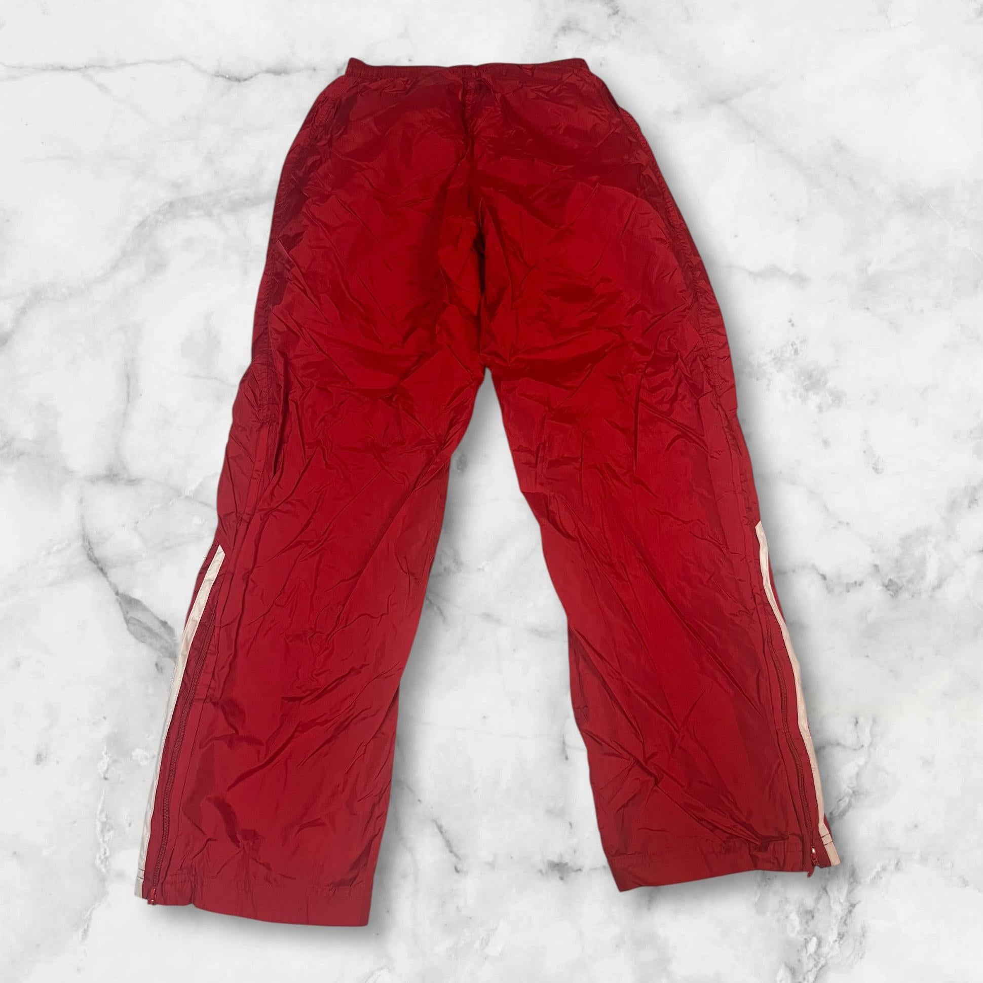 Entdecke unsere Vintage Track Pants von Nike und anderen Marken, erhältlich bei Valuxery.de - Dein Shop für trendige Vintage - Kleidung. Unsere Track Pants sind aus hochwertigen Materialien und