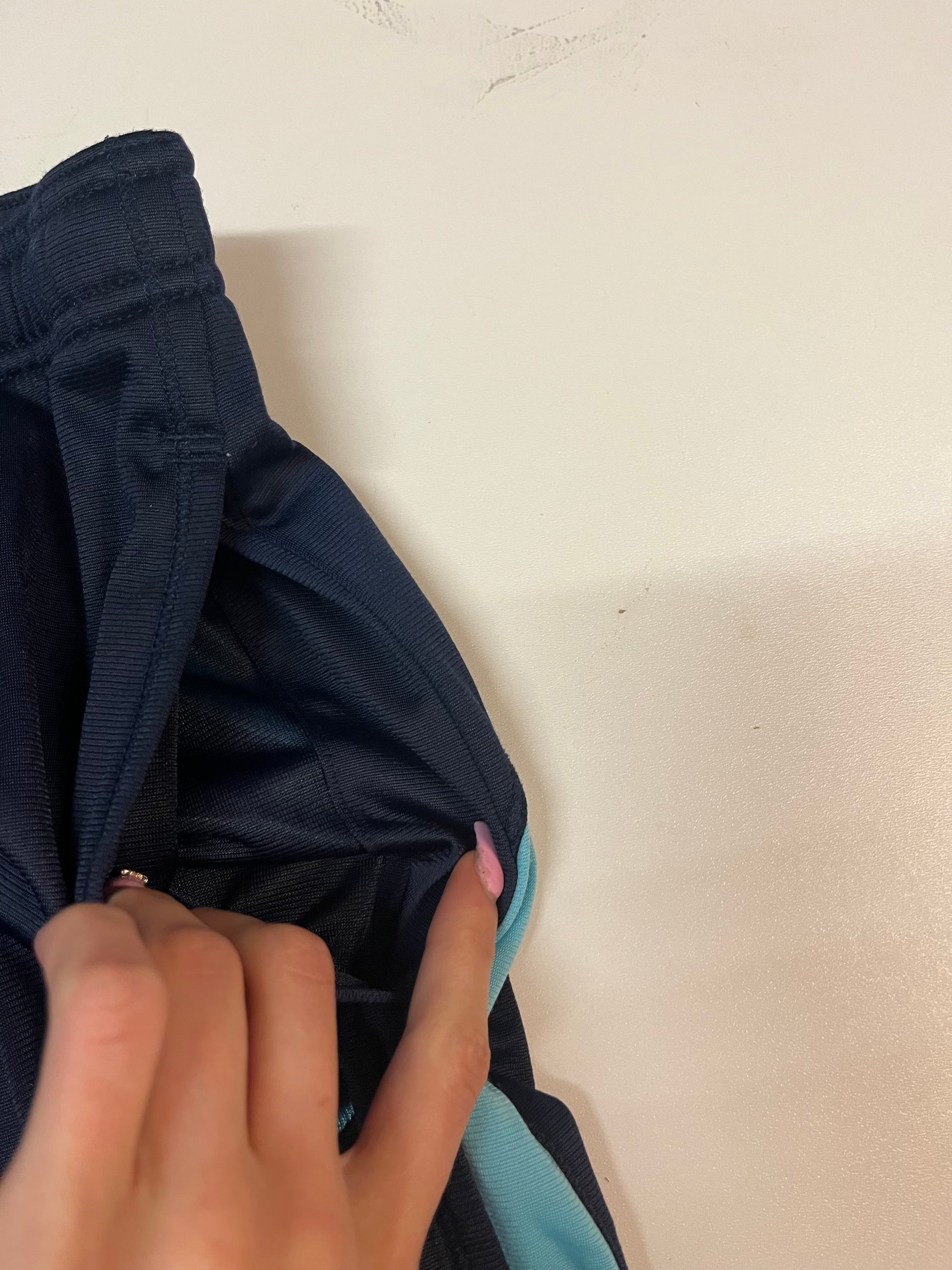 Entdecke unsere Vintage Track Pants von Nike und anderen Marken, erhältlich bei Valuxery.de - Dein Shop für trendige Vintage - Kleidung. Unsere Track Pants sind aus hochwertigen Materialien und