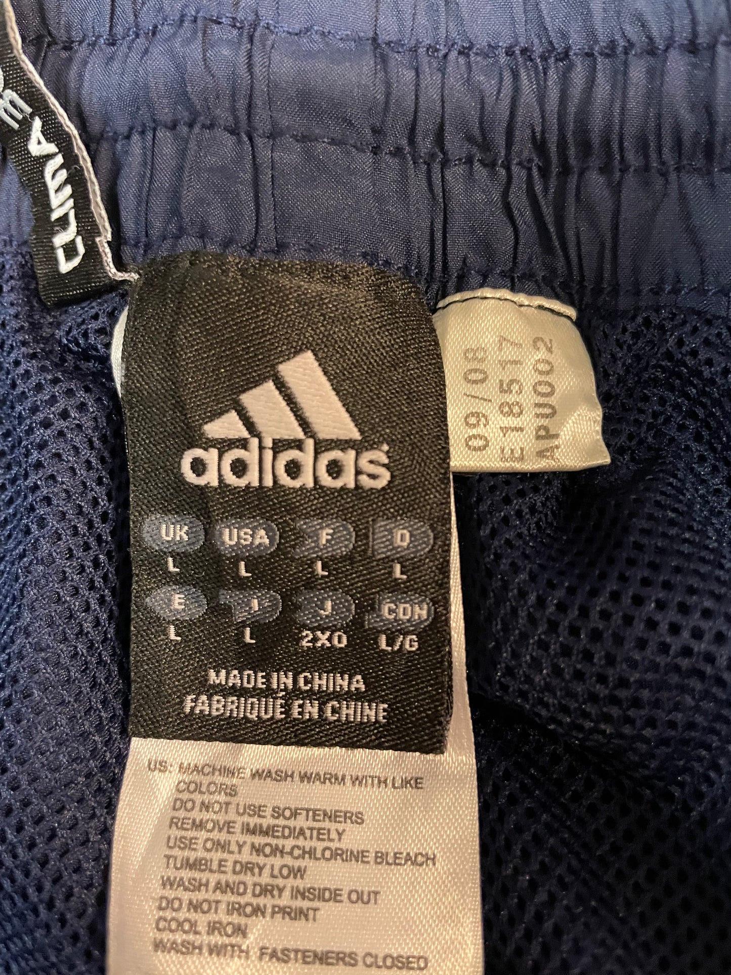 Entdecke unsere Vintage Track Pants von Nike und anderen Marken, erhältlich bei Valuxery.de - Dein Shop für trendige Vintage - Kleidung. Unsere Track Pants sind aus hochwertigen Materialien und