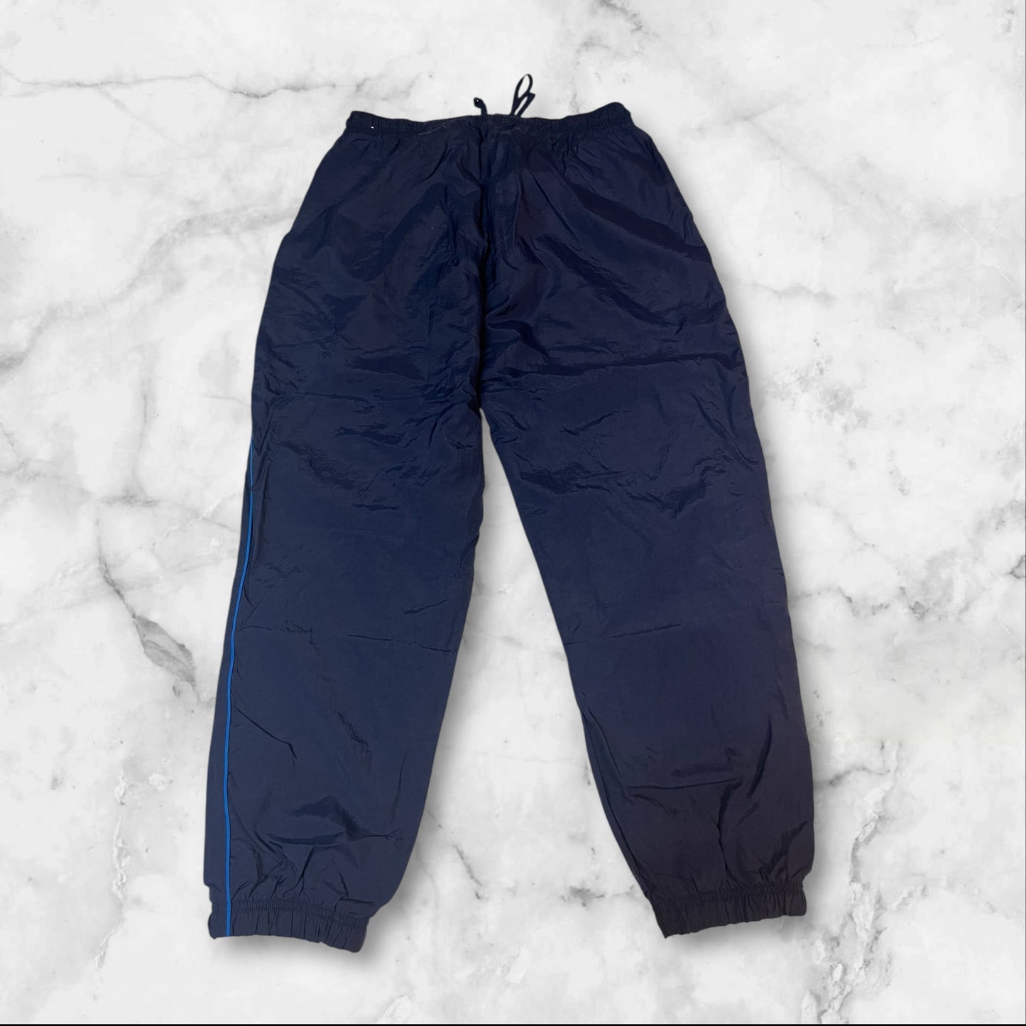 Entdecke unsere Vintage Track Pants von Nike und anderen Marken, erhältlich bei Valuxery.de - Dein Shop für trendige Vintage - Kleidung. Unsere Track Pants sind aus hochwertigen Materialien und