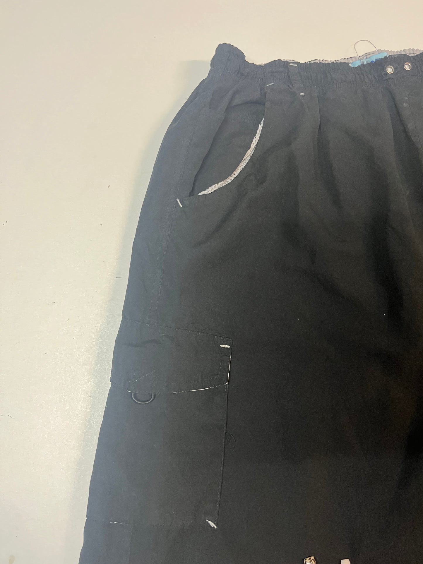 Entdecke unsere Vintage Track Pants von Nike und anderen Marken, erhältlich bei Valuxery.de - Dein Shop für trendige Vintage - Kleidung. Unsere Track Pants sind aus hochwertigen Materialien und