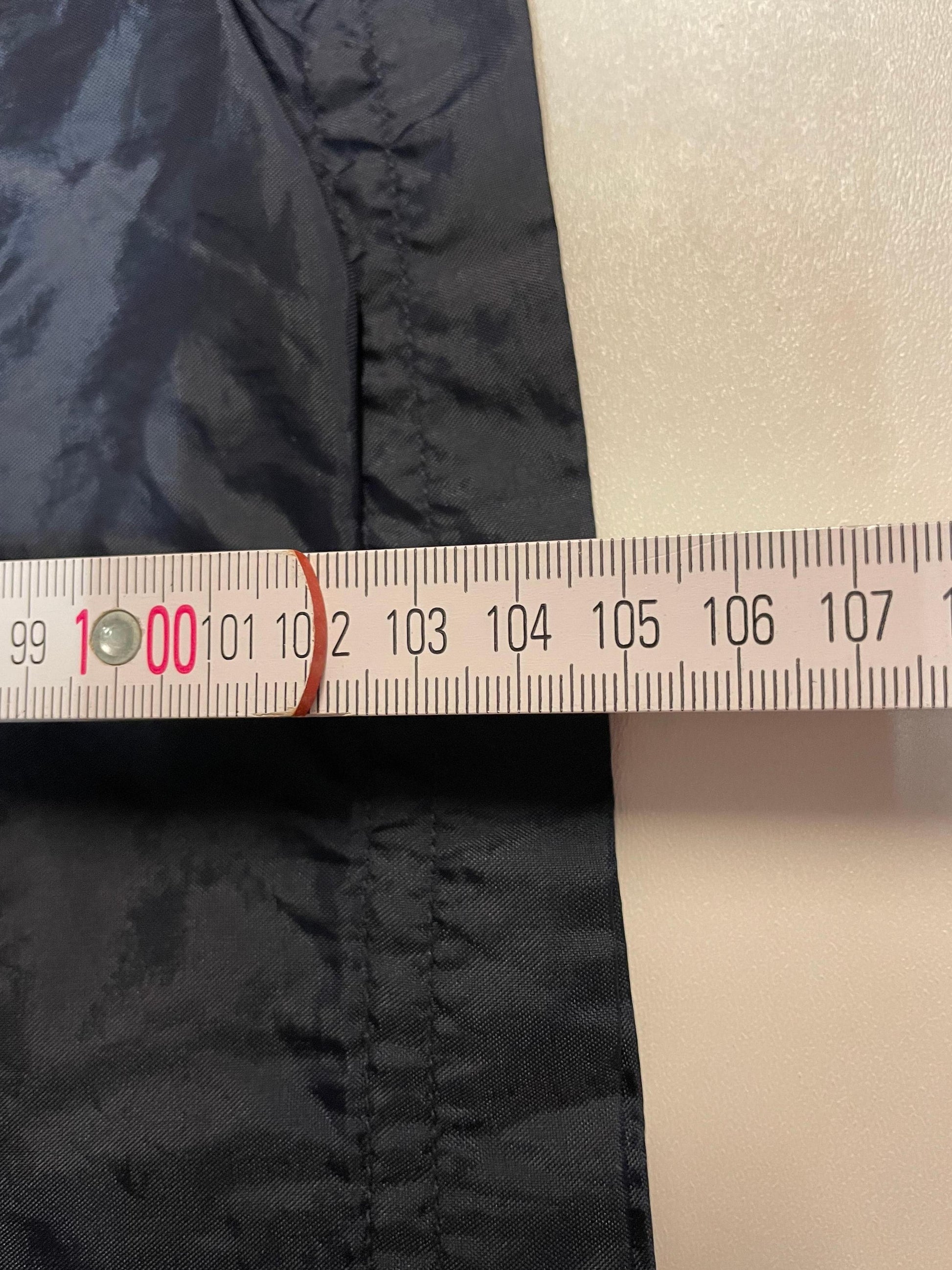 Entdecke unsere Vintage Track Pants von Nike und anderen Marken, erhältlich bei Valuxery.de - Dein Shop für trendige Vintage - Kleidung. Unsere Track Pants sind aus hochwertigen Materialien und