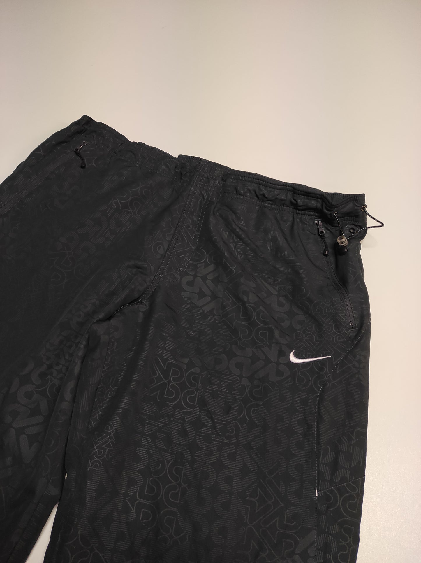 Entdecke unsere Vintage Track Pants von Nike und anderen Marken, erhältlich bei Valuxery.de - Dein Shop für trendige Vintage - Kleidung. Unsere Track Pants sind aus hochwertigen Materialien und