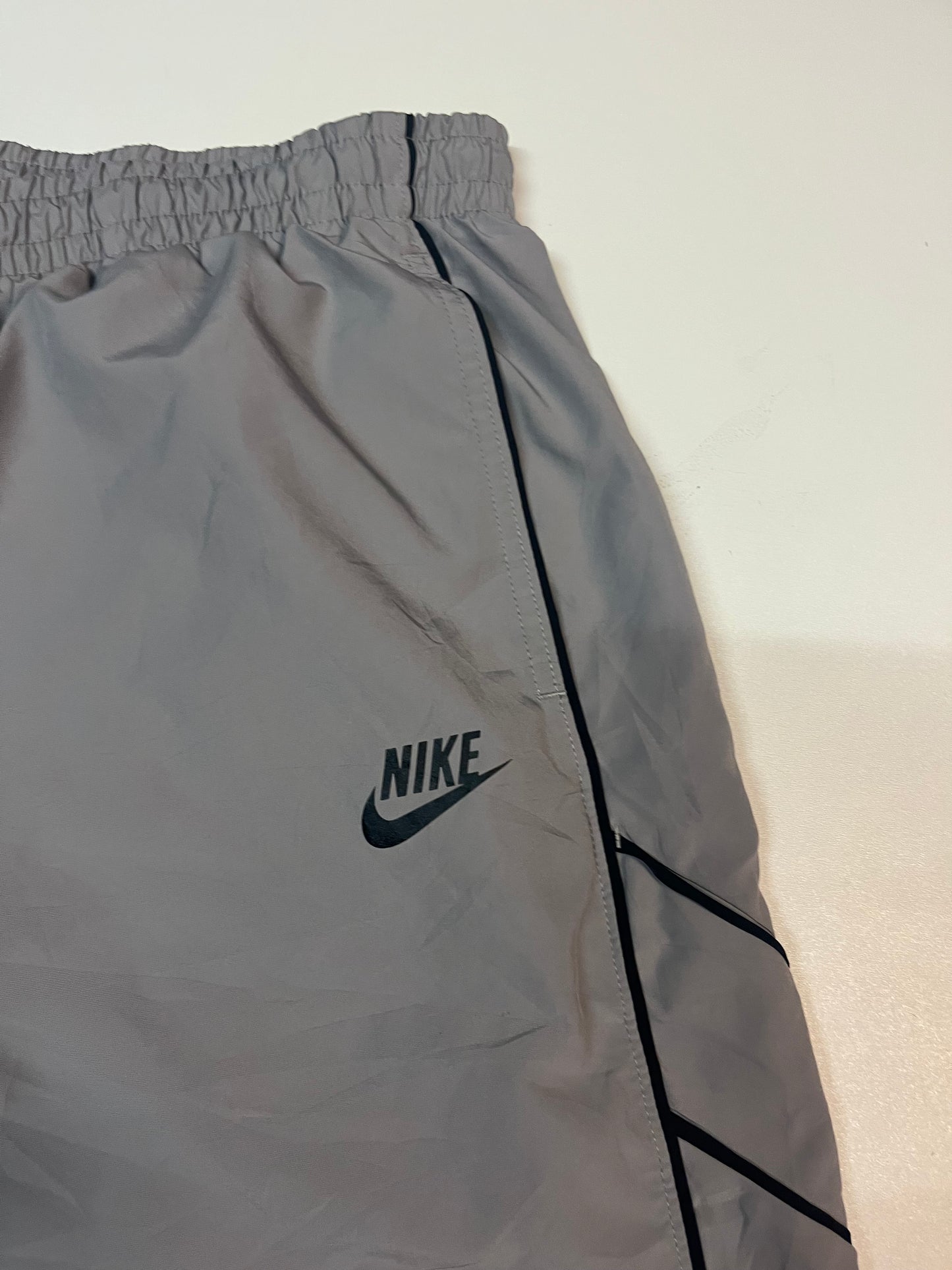 Entdecke unsere Vintage Track Pants von Nike und anderen Marken, erhältlich bei Valuxery.de - Dein Shop für trendige Vintage - Kleidung. Unsere Track Pants sind aus hochwertigen Materialien und