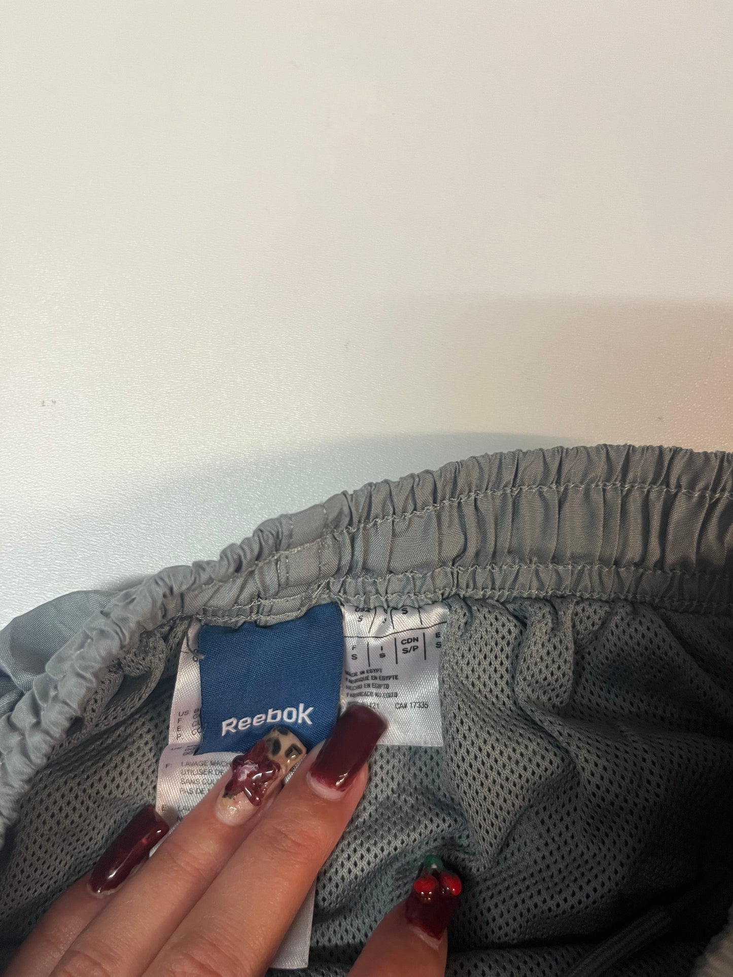 Entdecke unsere Vintage Track Pants von Nike und anderen Marken, erhältlich bei Valuxery.de - Dein Shop für trendige Vintage - Kleidung. Unsere Track Pants sind aus hochwertigen Materialien und