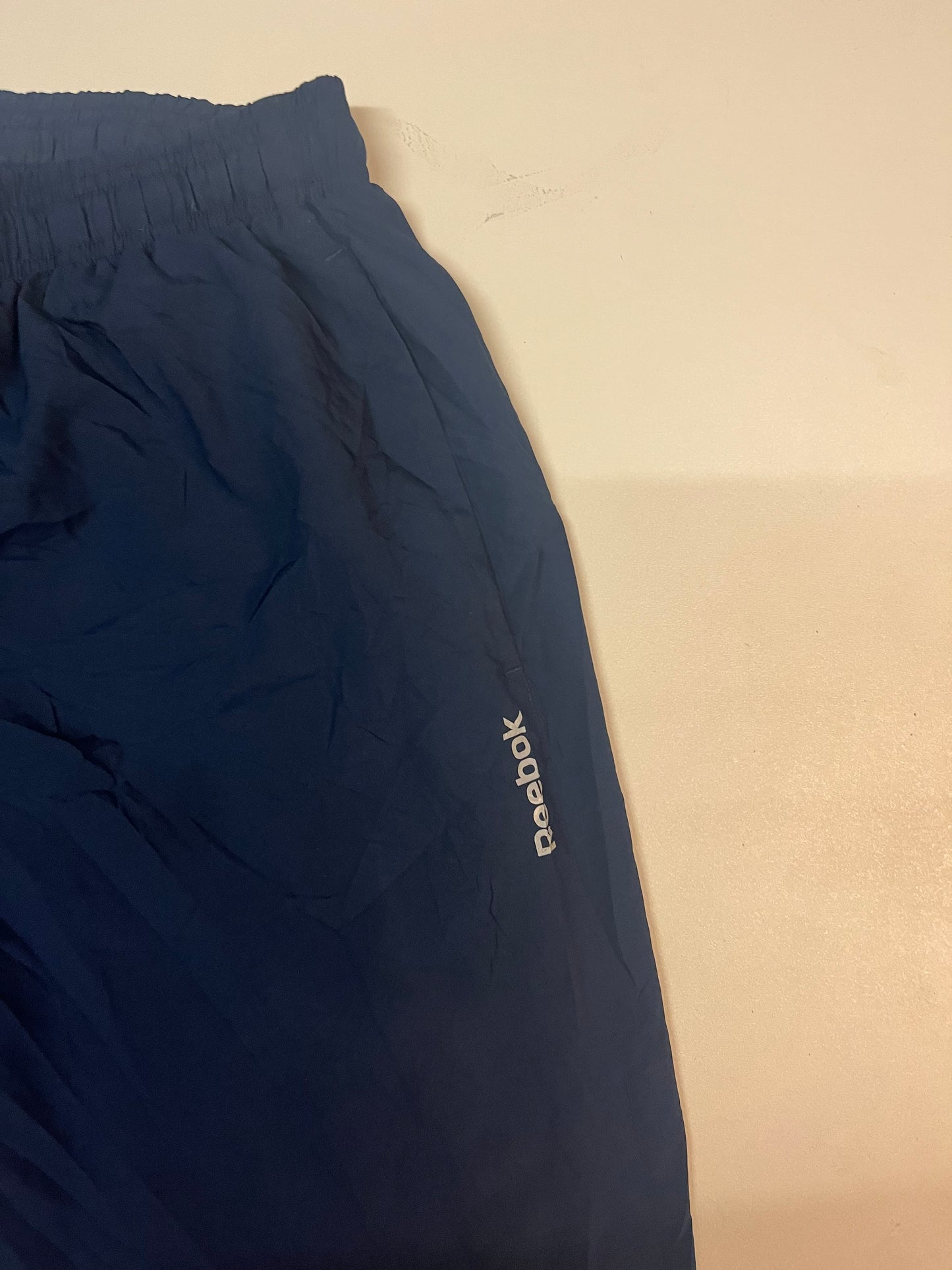 Entdecke unsere Vintage Track Pants von Nike und anderen Marken, erhältlich bei Valuxery.de - Dein Shop für trendige Vintage - Kleidung. Unsere Track Pants sind aus hochwertigen Materialien und