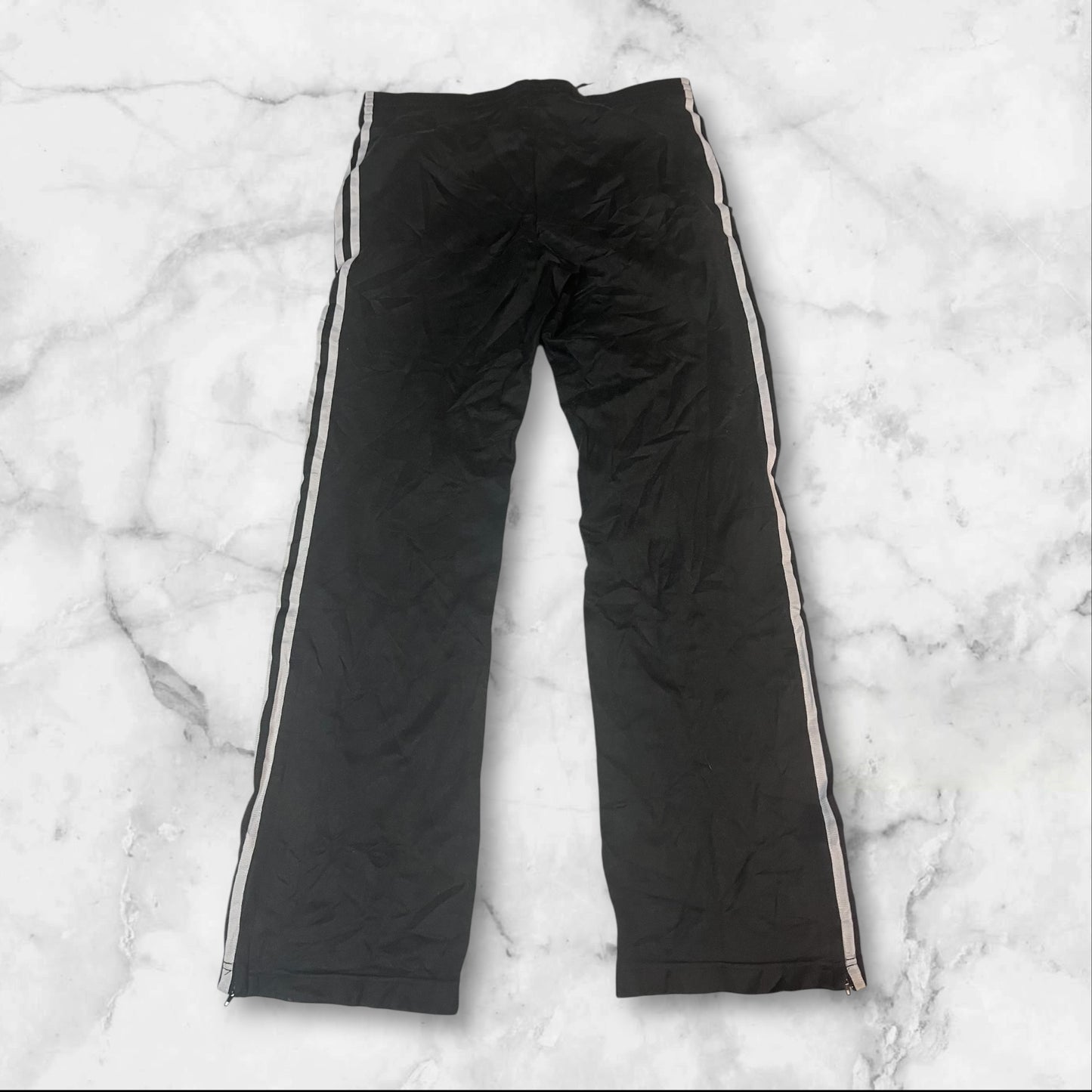 Entdecke unsere Vintage Track Pants von Nike und anderen Marken, erhältlich bei Valuxery.de - Dein Shop für trendige Vintage - Kleidung. Unsere Track Pants sind aus hochwertigen Materialien und