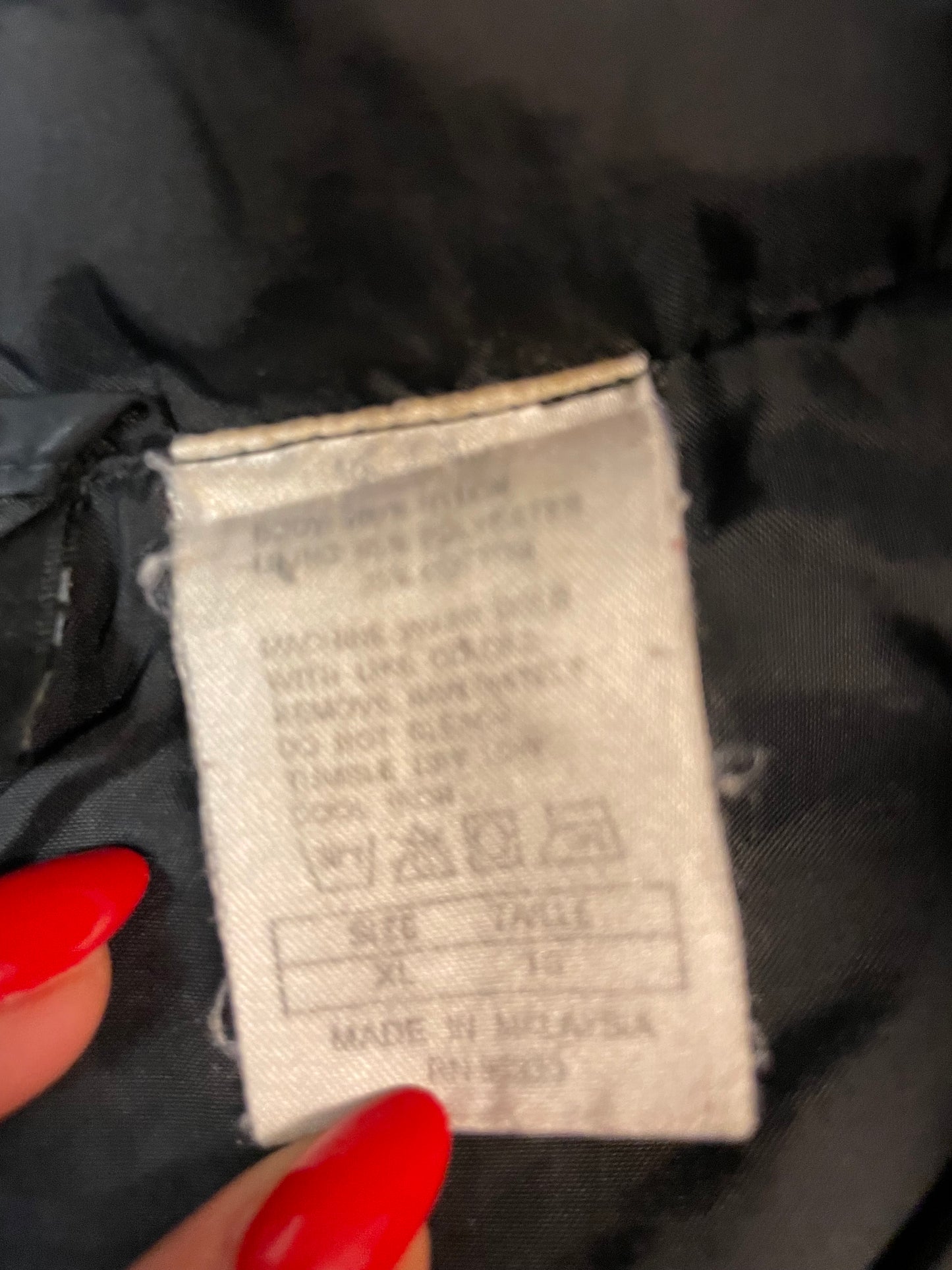 Entdecke unsere Vintage Track Pants von Nike und anderen Marken, erhältlich bei Valuxery.de - Dein Shop für trendige Vintage - Kleidung. Unsere Track Pants sind aus hochwertigen Materialien und