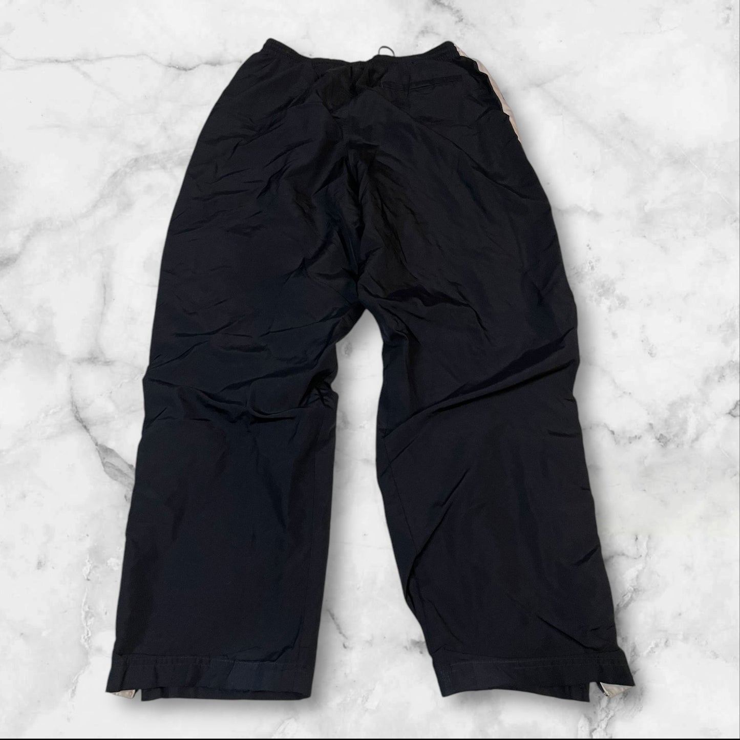 Entdecke unsere Vintage Track Pants von Nike und anderen Marken, erhältlich bei Valuxery.de - Dein Shop für trendige Vintage - Kleidung. Unsere Track Pants sind aus hochwertigen Materialien und