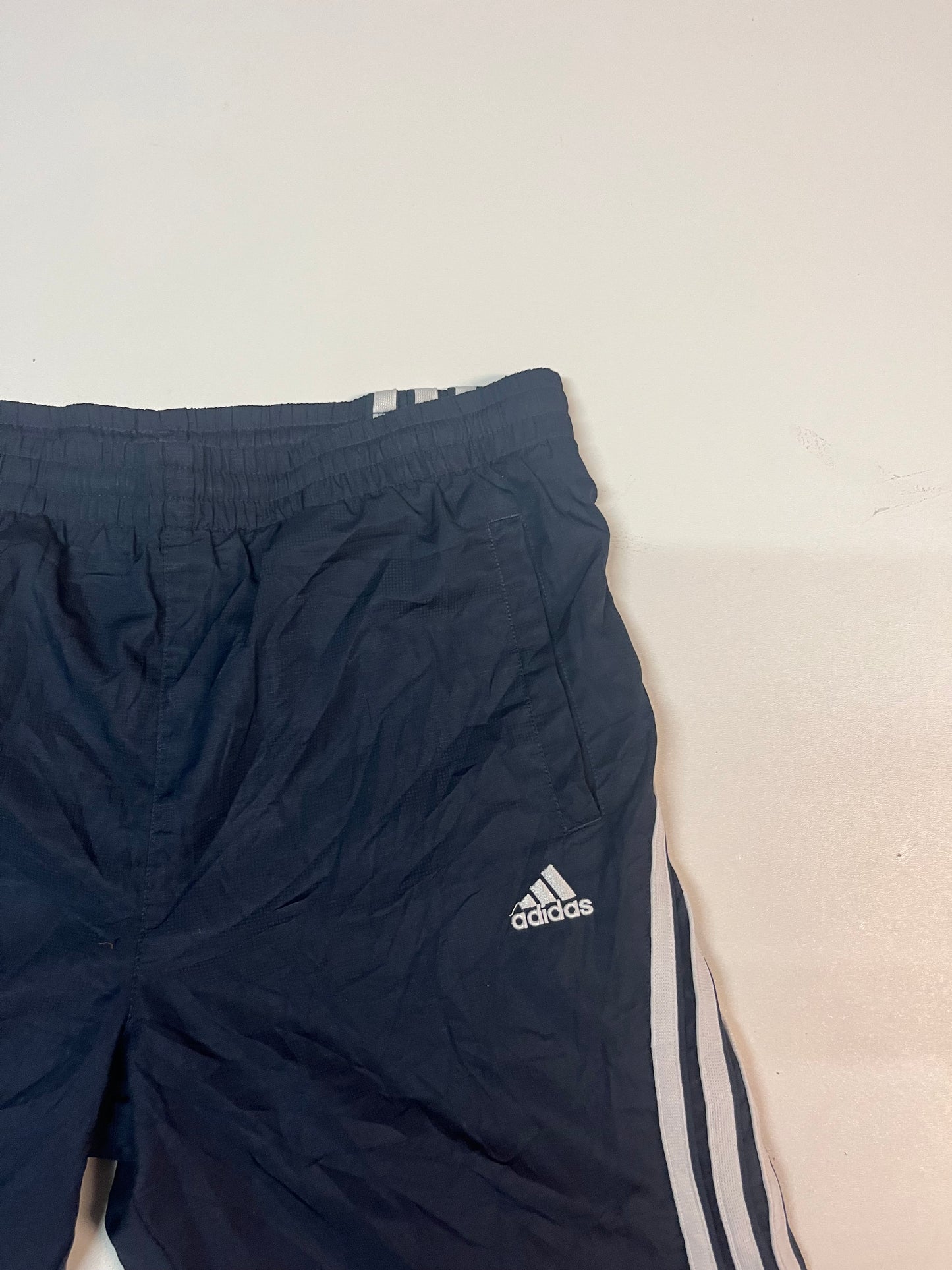 Entdecke unsere Vintage Track Pants von Nike und anderen Marken, erhältlich bei Valuxery.de - Dein Shop für trendige Vintage - Kleidung. Unsere Track Pants sind aus hochwertigen Materialien und