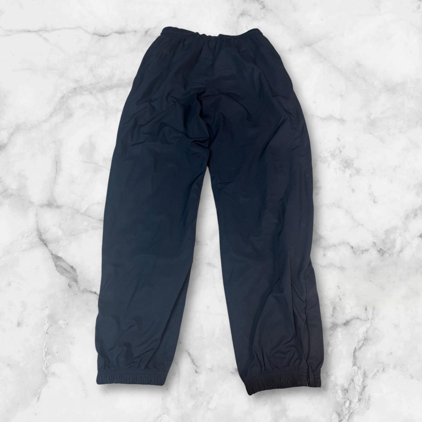 Entdecke unsere Vintage Track Pants von Nike und anderen Marken, erhältlich bei Valuxery.de - Dein Shop für trendige Vintage - Kleidung. Unsere Track Pants sind aus hochwertigen Materialien und