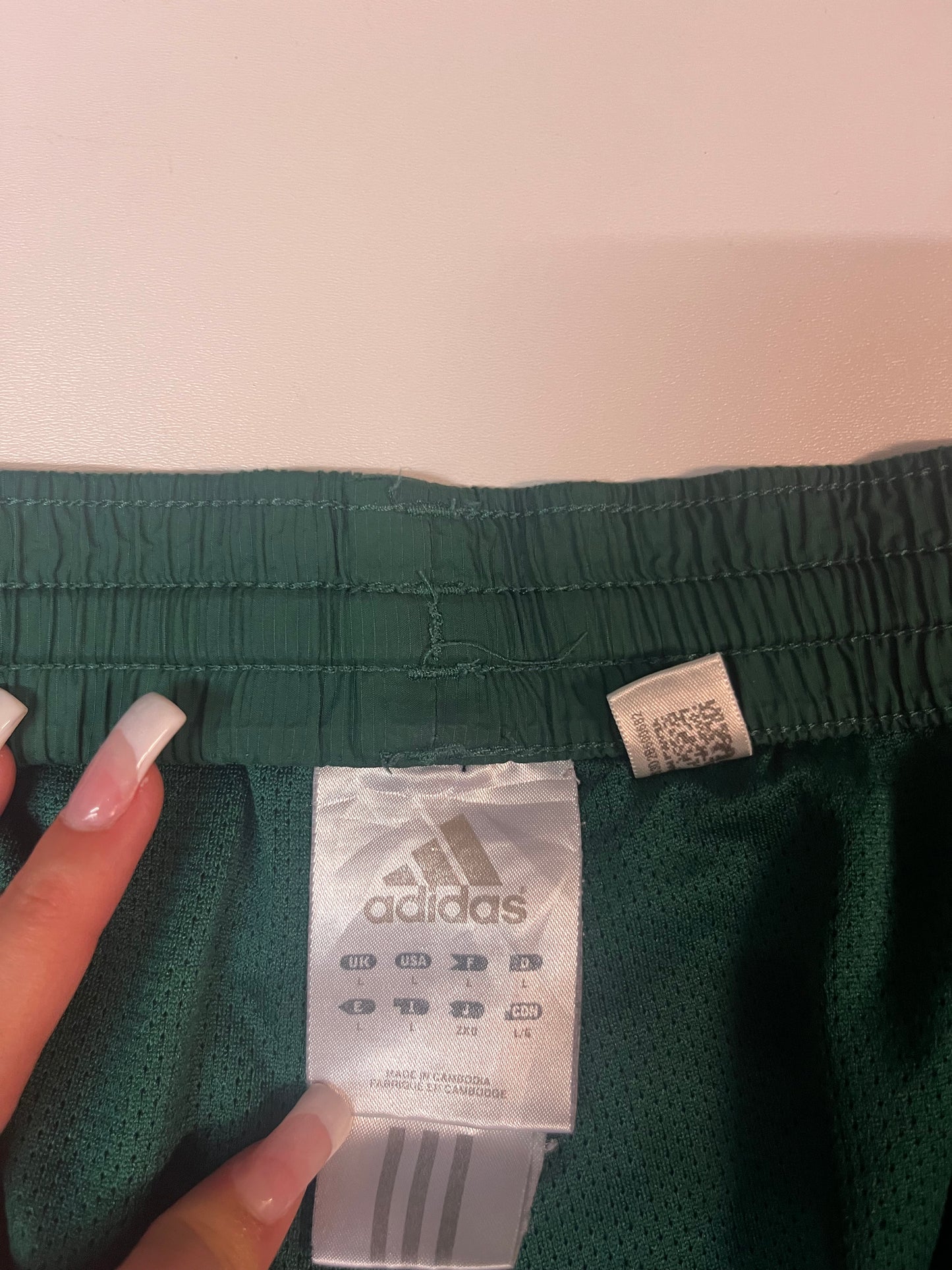 Entdecke unsere Vintage Track Pants von Nike und anderen Marken, erhältlich bei Valuxery.de - Dein Shop für trendige Vintage - Kleidung. Unsere Track Pants sind aus hochwertigen Materialien und