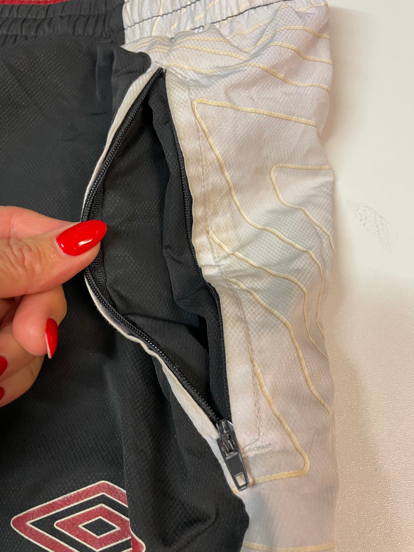 Entdecke unsere Vintage Track Pants von Nike und anderen Marken, erhältlich bei Valuxery.de - Dein Shop für trendige Vintage - Kleidung. Unsere Track Pants sind aus hochwertigen Materialien und