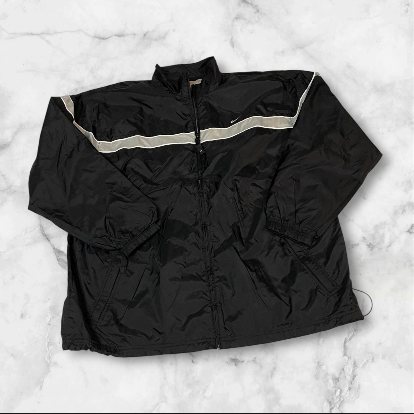 Entdecke unsere Vintage Track Pants von Nike und anderen Marken, erhältlich bei Valuxery.de - Dein Shop für trendige Vintage - Kleidung. Unsere Track Pants sind aus hochwertigen Materialien und