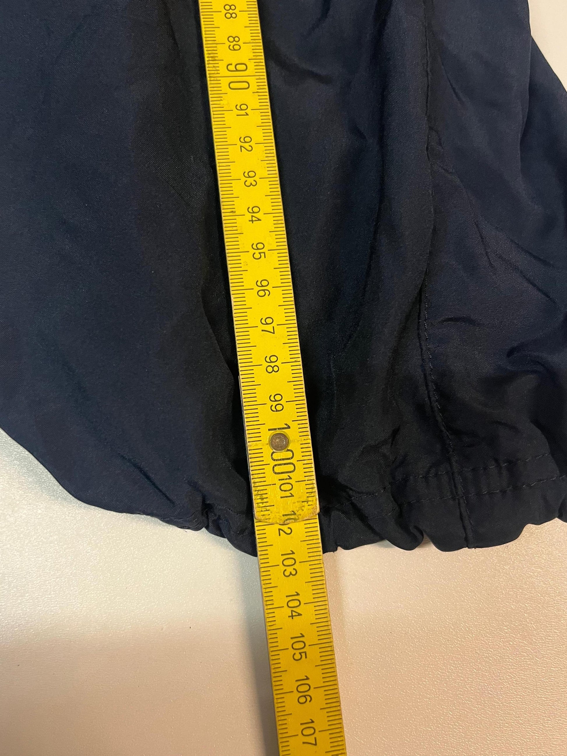 Entdecke unsere Vintage Track Pants von Nike und anderen Marken, erhältlich bei Valuxery.de - Dein Shop für trendige Vintage - Kleidung. Unsere Track Pants sind aus hochwertigen Materialien und