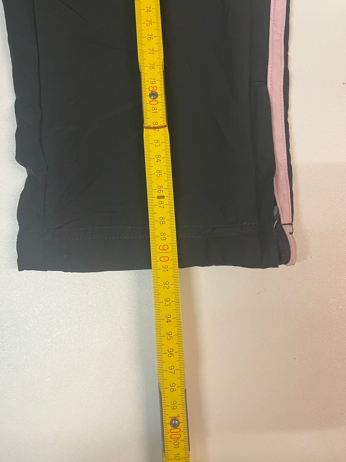 Entdecke unsere Vintage Track Pants von Nike und anderen Marken, erhältlich bei Valuxery.de - Dein Shop für trendige Vintage - Kleidung. Unsere Track Pants sind aus hochwertigen Materialien und