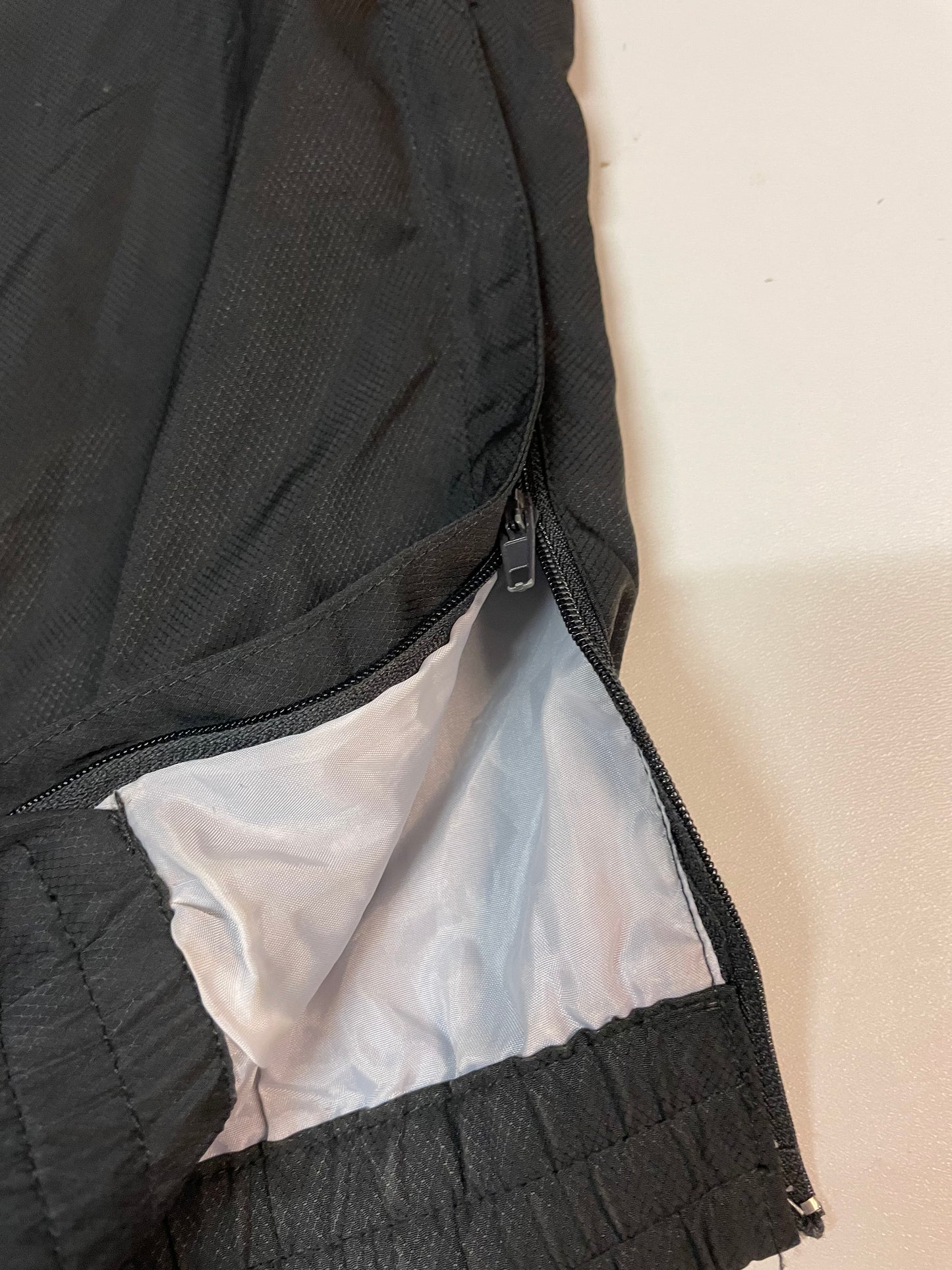 Entdecke unsere Vintage Track Pants von Nike und anderen Marken, erhältlich bei Valuxery.de - Dein Shop für trendige Vintage - Kleidung. Unsere Track Pants sind aus hochwertigen Materialien und