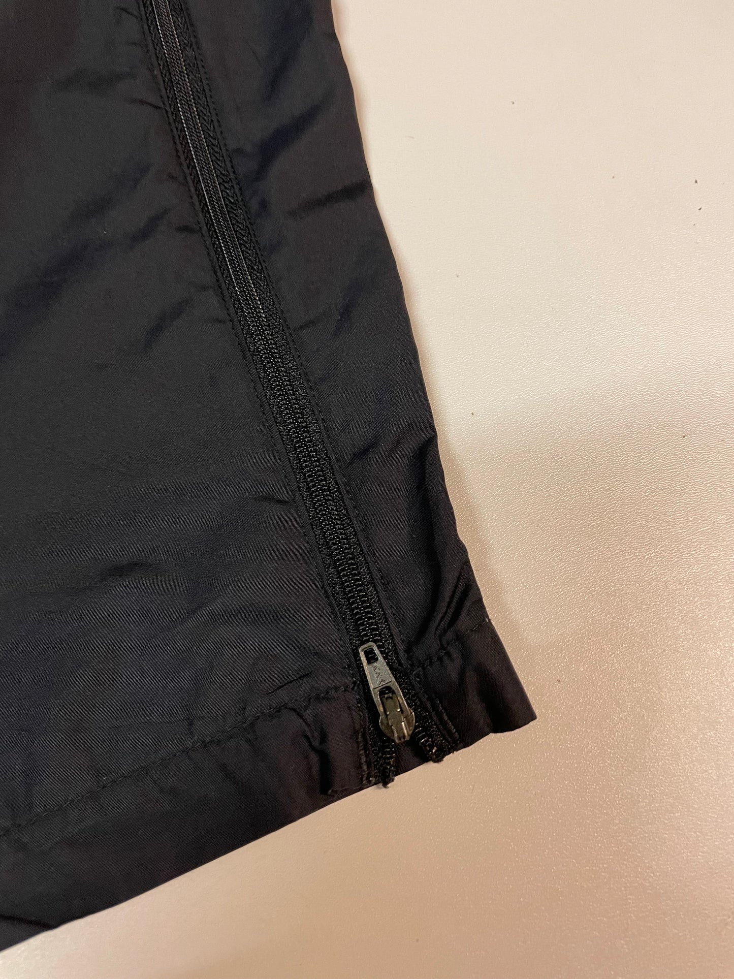 Entdecke unsere Vintage Track Pants von Nike und anderen Marken, erhältlich bei Valuxery.de - Dein Shop für trendige Vintage - Kleidung. Unsere Track Pants sind aus hochwertigen Materialien und