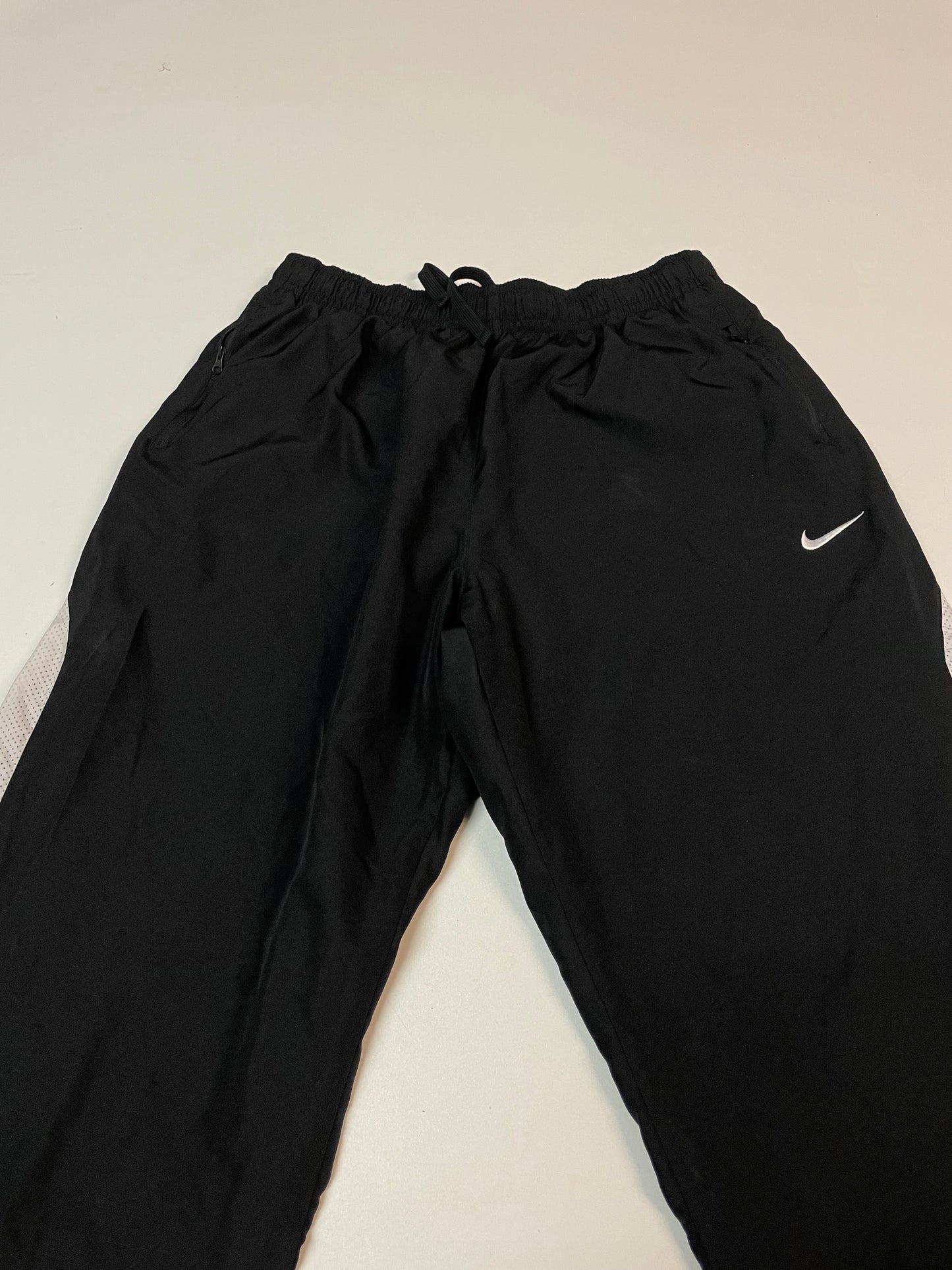 Entdecke unsere Vintage Track Pants von Nike und anderen Marken, erhältlich bei Valuxery.de - Dein Shop für trendige Vintage - Kleidung. Unsere Track Pants sind aus hochwertigen Materialien und