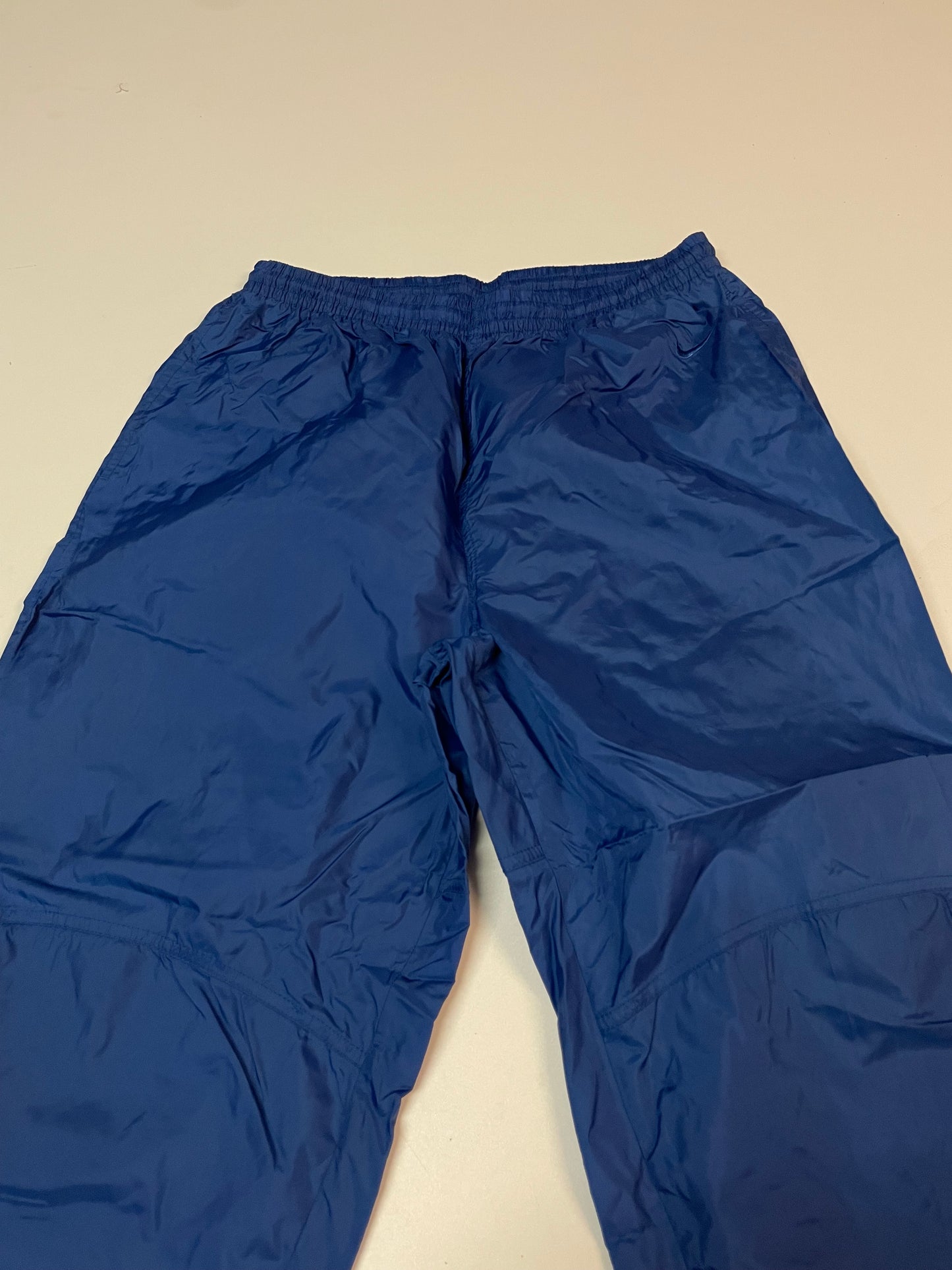 Entdecke unsere Vintage Track Pants von Nike und anderen Marken, erhältlich bei Valuxery.de - Dein Shop für trendige Vintage - Kleidung. Unsere Track Pants sind aus hochwertigen Materialien und