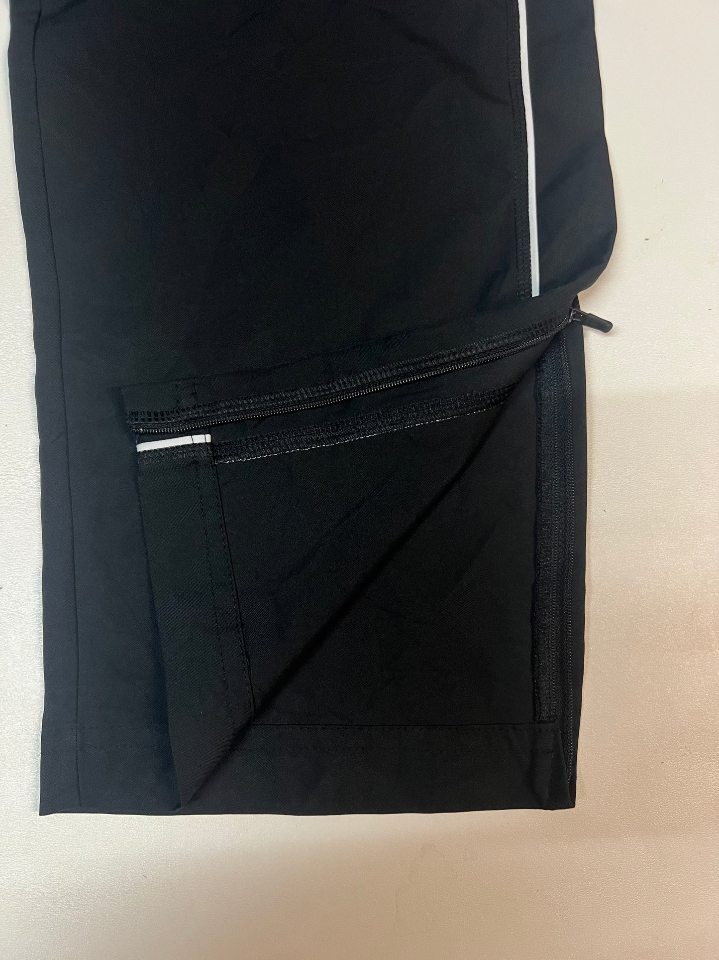Entdecke unsere Vintage Track Pants von Nike und anderen Marken, erhältlich bei Valuxery.de - Dein Shop für trendige Vintage - Kleidung. Unsere Track Pants sind aus hochwertigen Materialien und