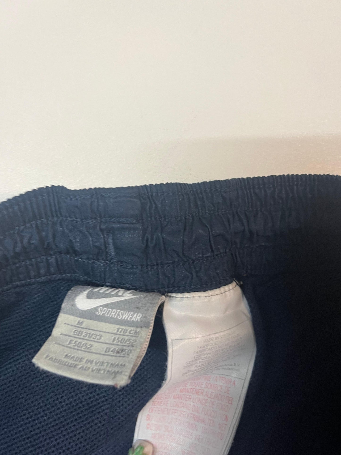 Entdecke unsere Vintage Track Pants von Nike und anderen Marken, erhältlich bei Valuxery.de - Dein Shop für trendige Vintage - Kleidung. Unsere Track Pants sind aus hochwertigen Materialien und