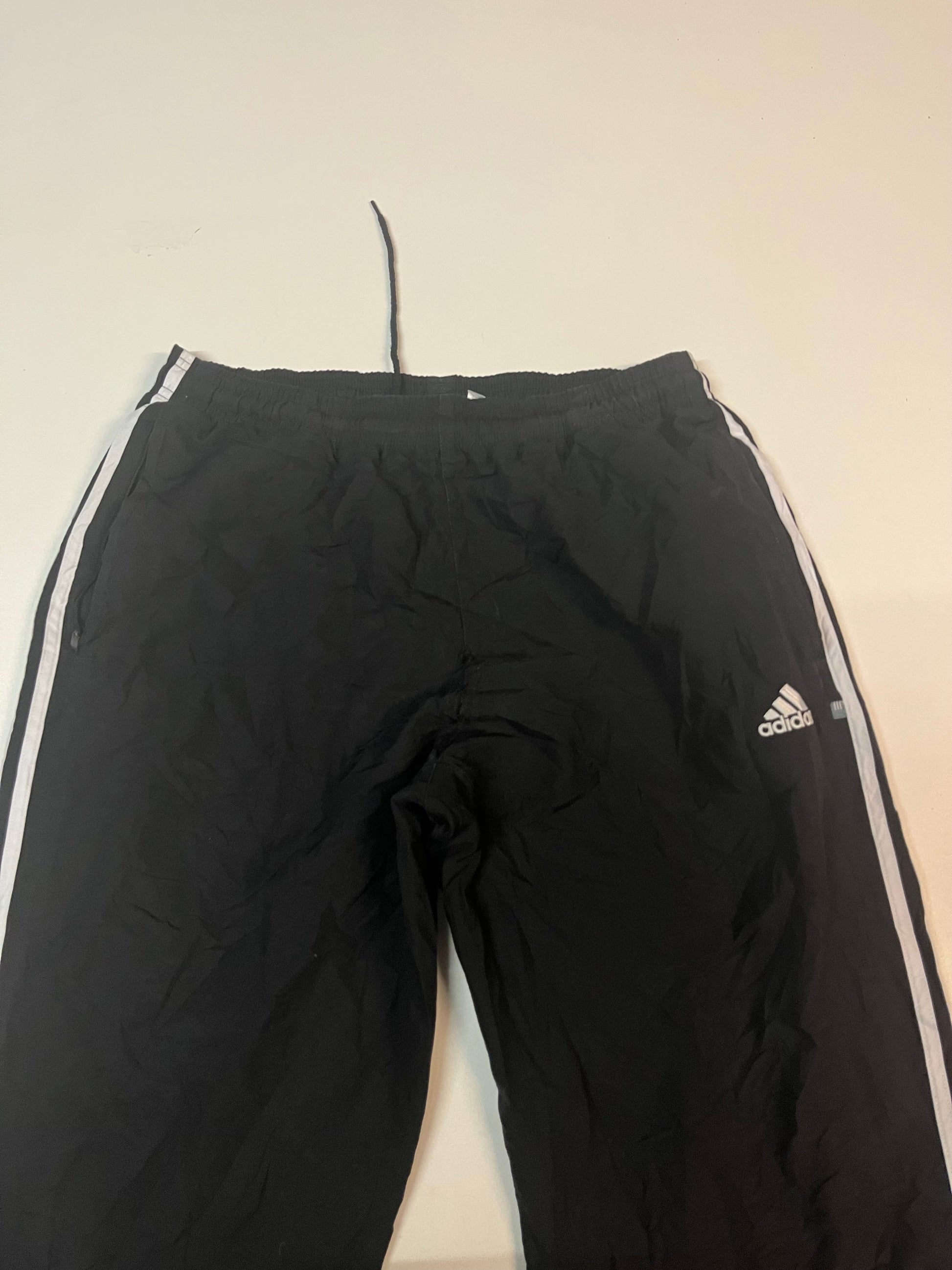 Entdecke unsere Vintage Track Pants von Nike und anderen Marken, erhältlich bei Valuxery.de - Dein Shop für trendige Vintage - Kleidung. Unsere Track Pants sind aus hochwertigen Materialien und