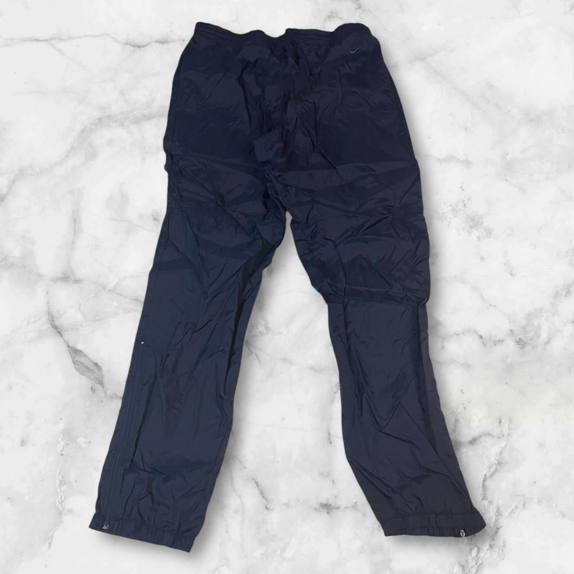 Entdecke unsere Vintage Track Pants von Nike und anderen Marken, erhältlich bei Valuxery.de - Dein Shop für trendige Vintage - Kleidung. Unsere Track Pants sind aus hochwertigen Materialien und