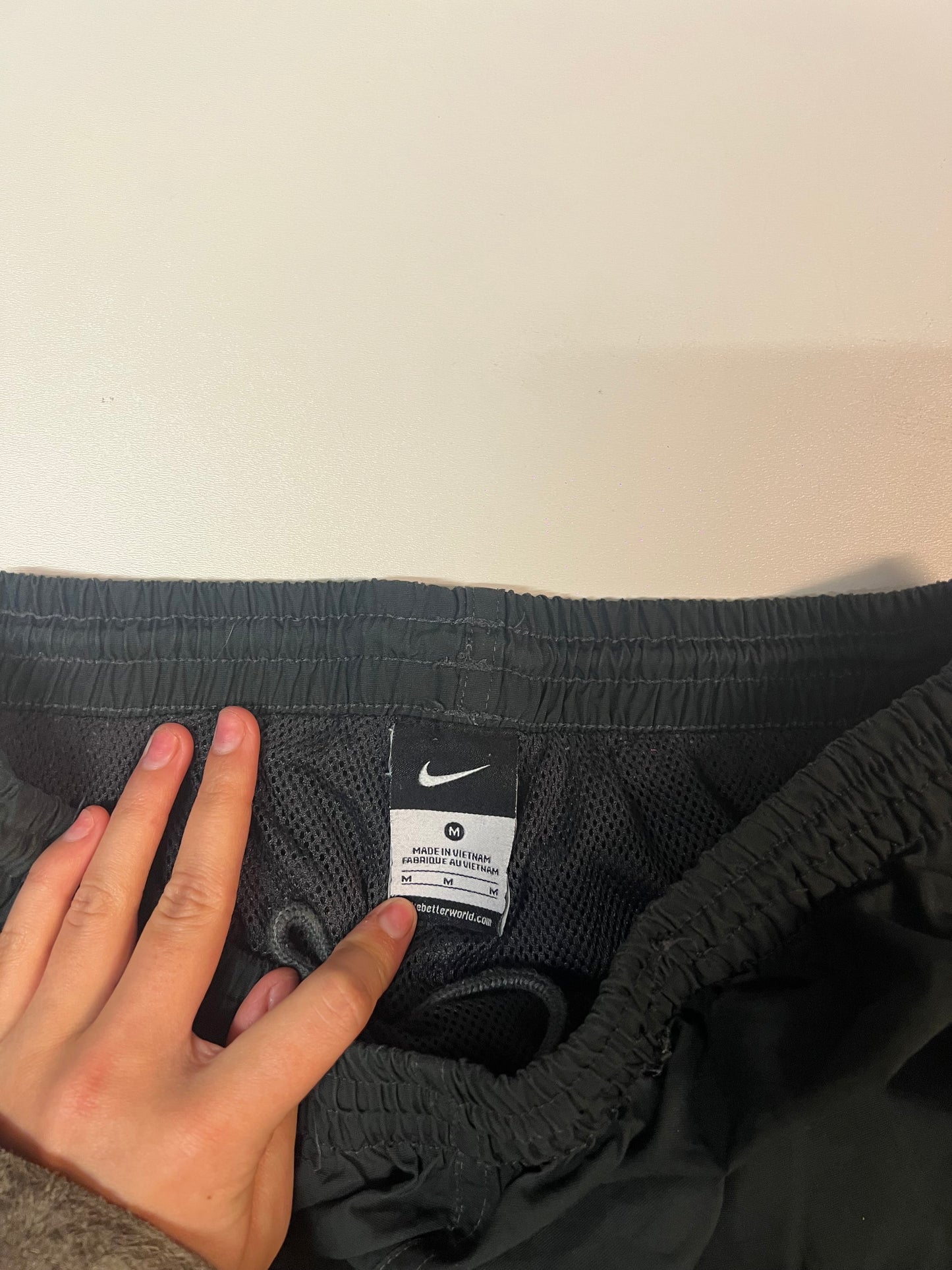 Entdecke unsere Vintage Track Pants von Nike und anderen Marken, erhältlich bei Valuxery.de - Dein Shop für trendige Vintage - Kleidung. Unsere Track Pants sind aus hochwertigen Materialien und