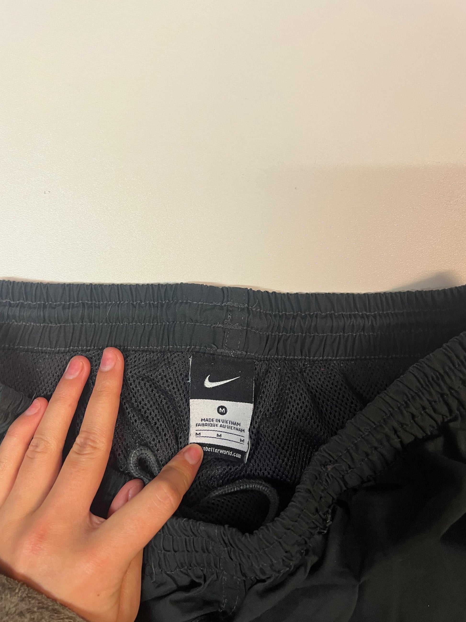 Entdecke unsere Vintage Track Pants von Nike und anderen Marken, erhältlich bei Valuxery.de - Dein Shop für trendige Vintage - Kleidung. Unsere Track Pants sind aus hochwertigen Materialien und