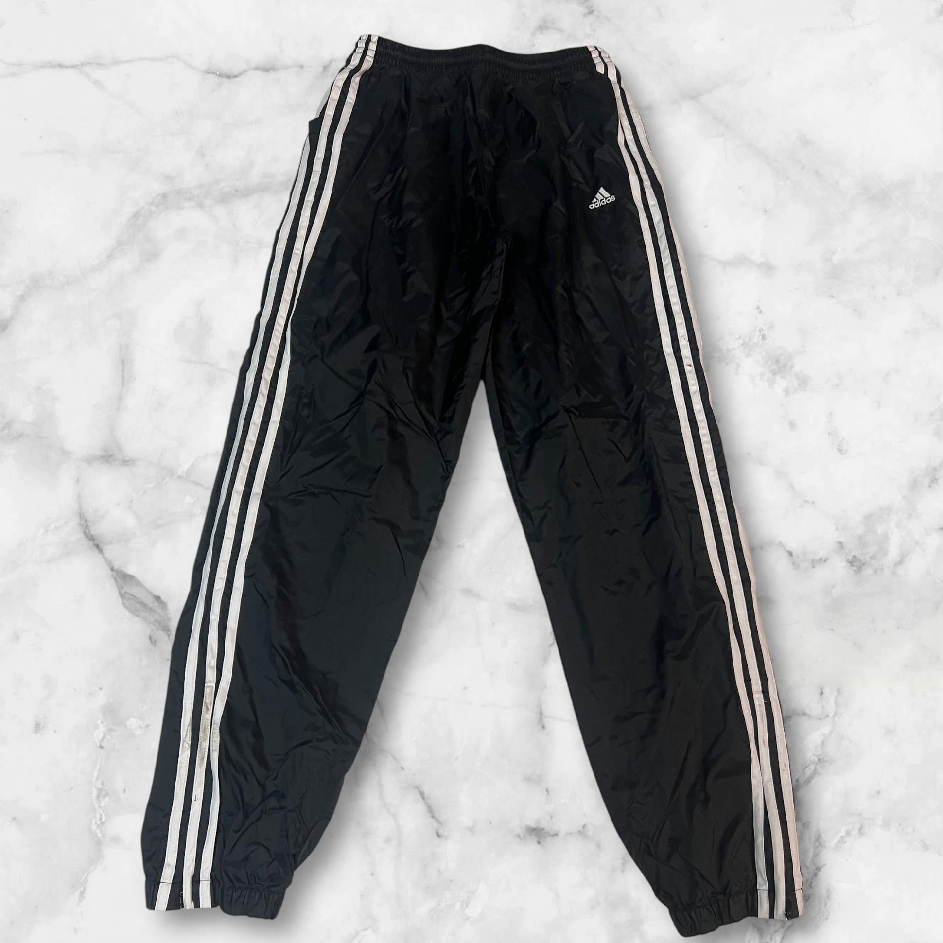 Entdecke unsere Vintage Track Pants von Nike und anderen Marken, erhältlich bei Valuxery.de - Dein Shop für trendige Vintage - Kleidung. Unsere Track Pants sind aus hochwertigen Materialien und