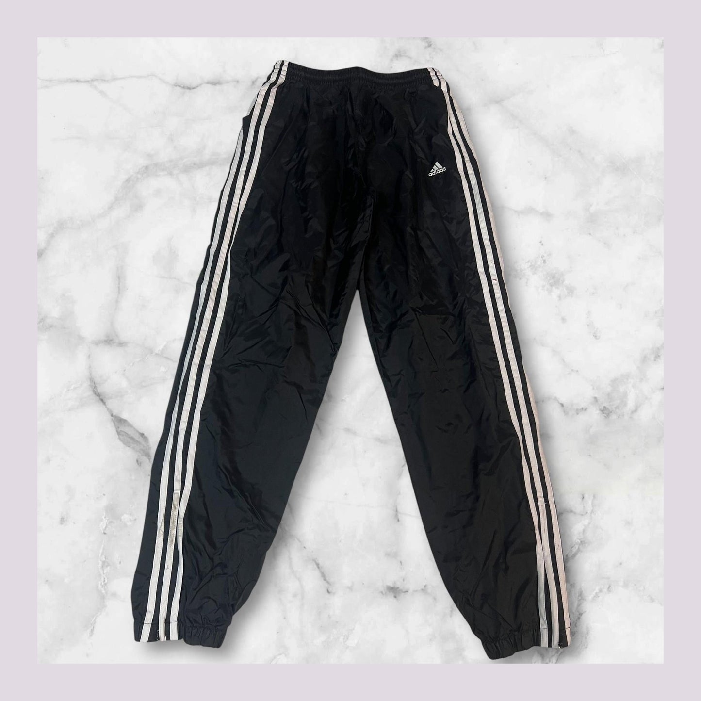 Entdecke unsere Vintage Track Pants von Nike und anderen Marken, erhältlich bei Valuxery.de - Dein Shop für trendige Vintage - Kleidung. Unsere Track Pants sind aus hochwertigen Materialien und
