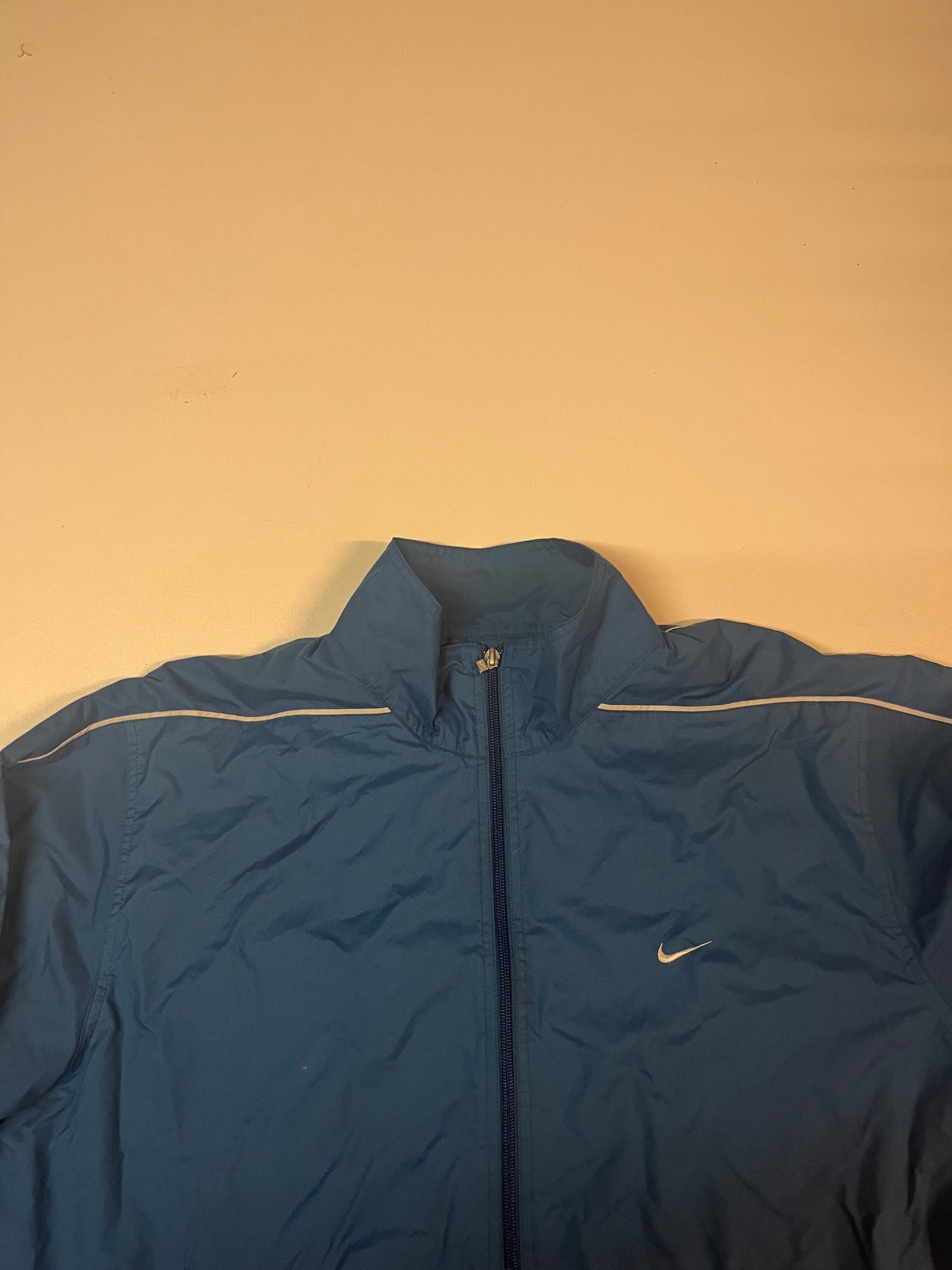 Entdecke unsere Vintage Track Pants von Nike und anderen Marken, erhältlich bei Valuxery.de - Dein Shop für trendige Vintage - Kleidung. Unsere Track Pants sind aus hochwertigen Materialien und